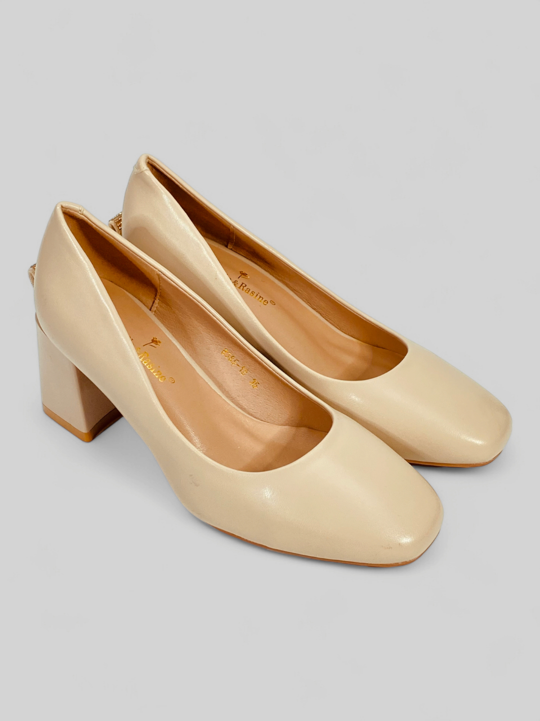 Doggy uslubida yalangoch, yirtilgan eshaklarning fotosuratlari