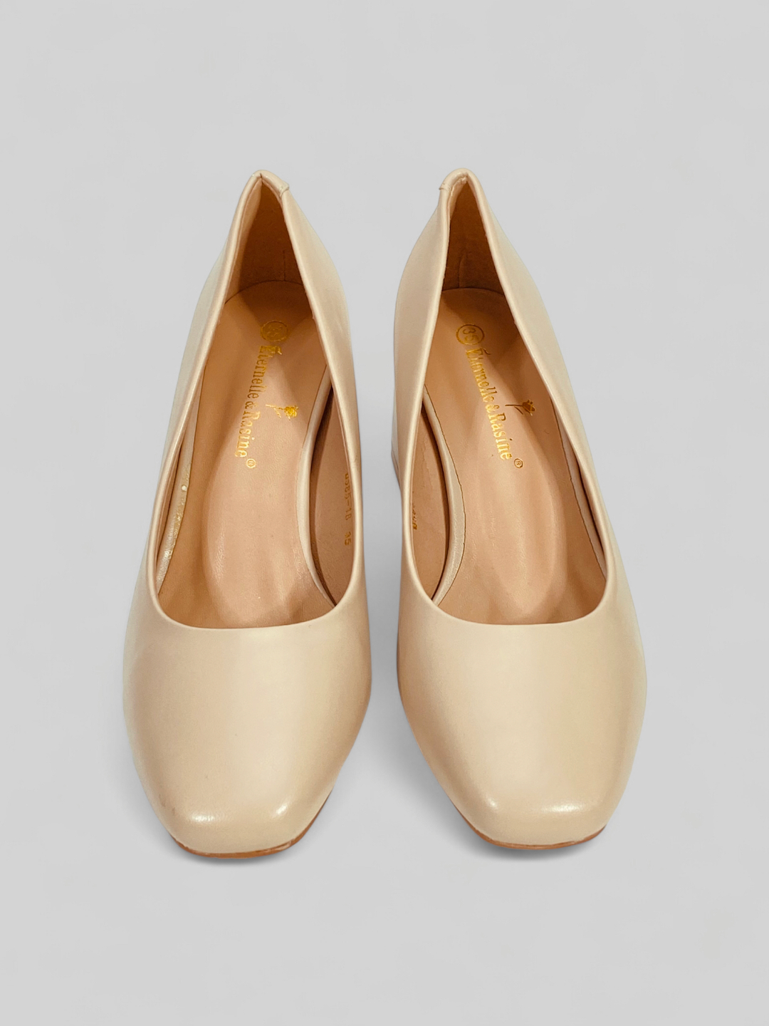 Turli burchaklardan yalangoch semiz ayollar