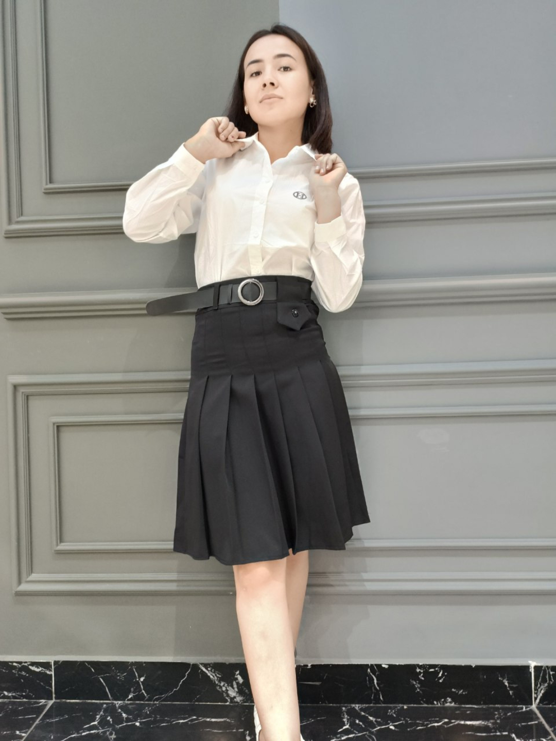 Yubka kiyib otirgan qiz suratlari Yubka kiyib otirgan qiz suratlari