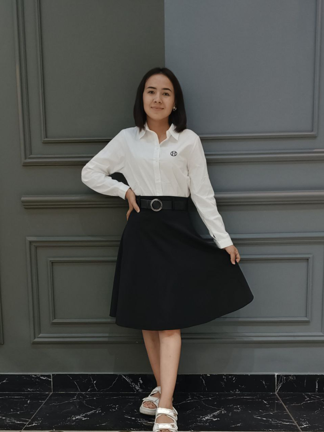 Oq bluzkada va qora mini yubkada, shahvoniy