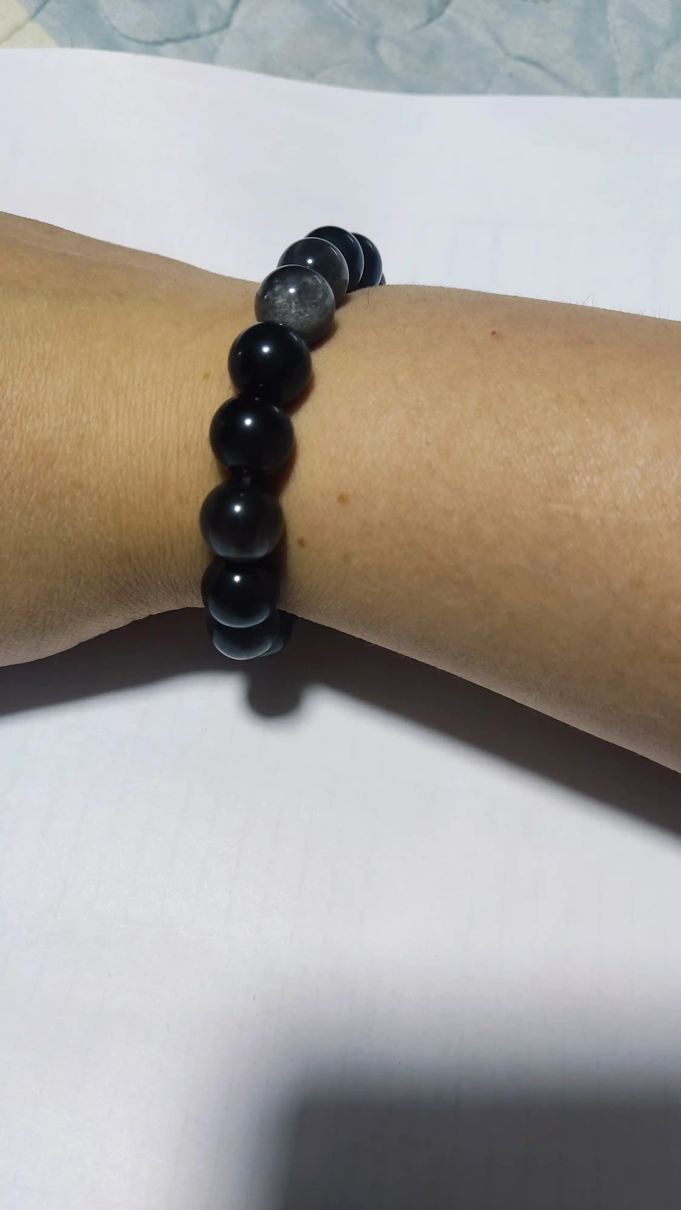 Tabiiy toshdan bilaguzuk, obsidian