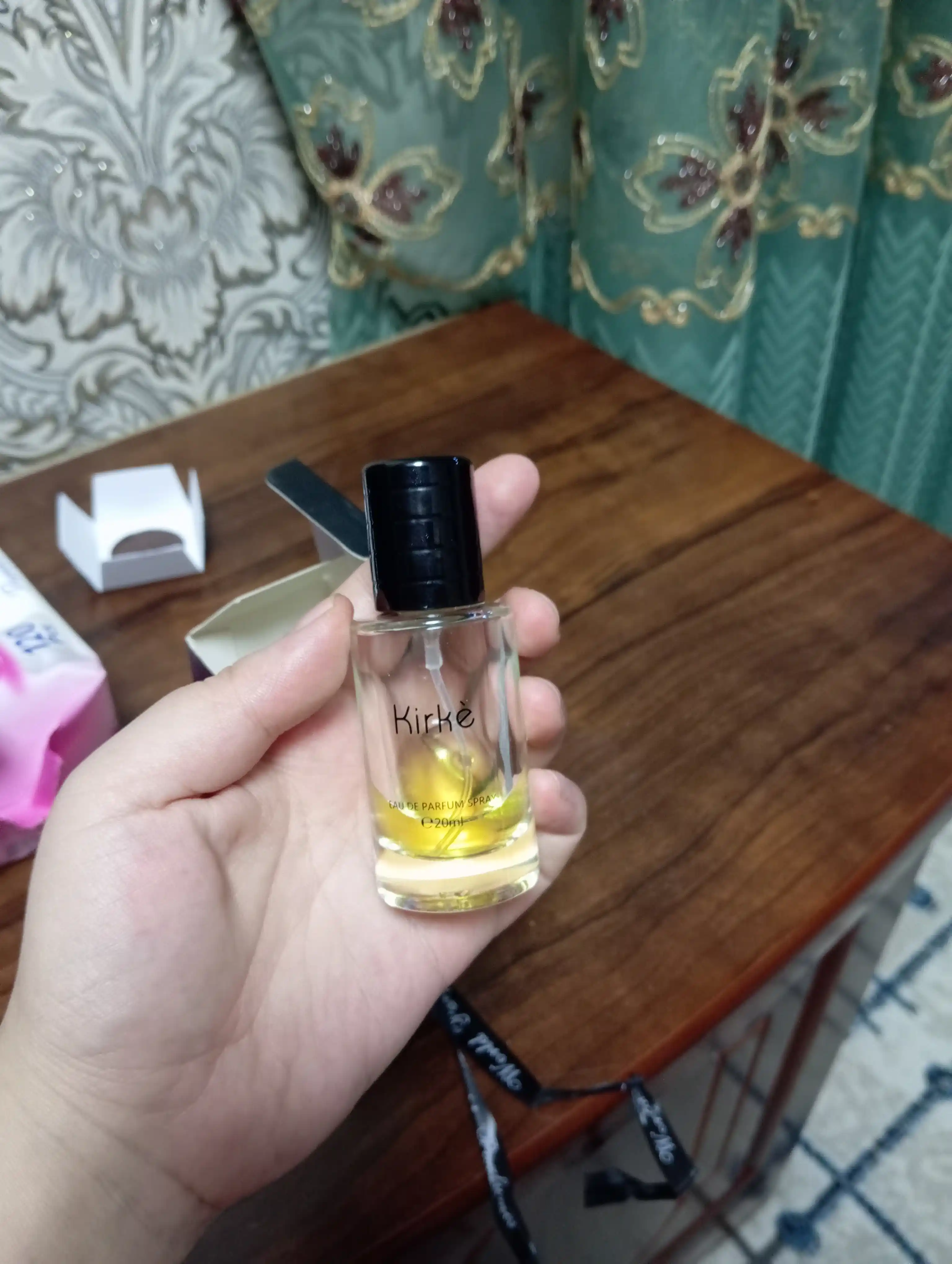 Parfyumlangan suv Fragrance World Kirke, erkak va ayollar uchun