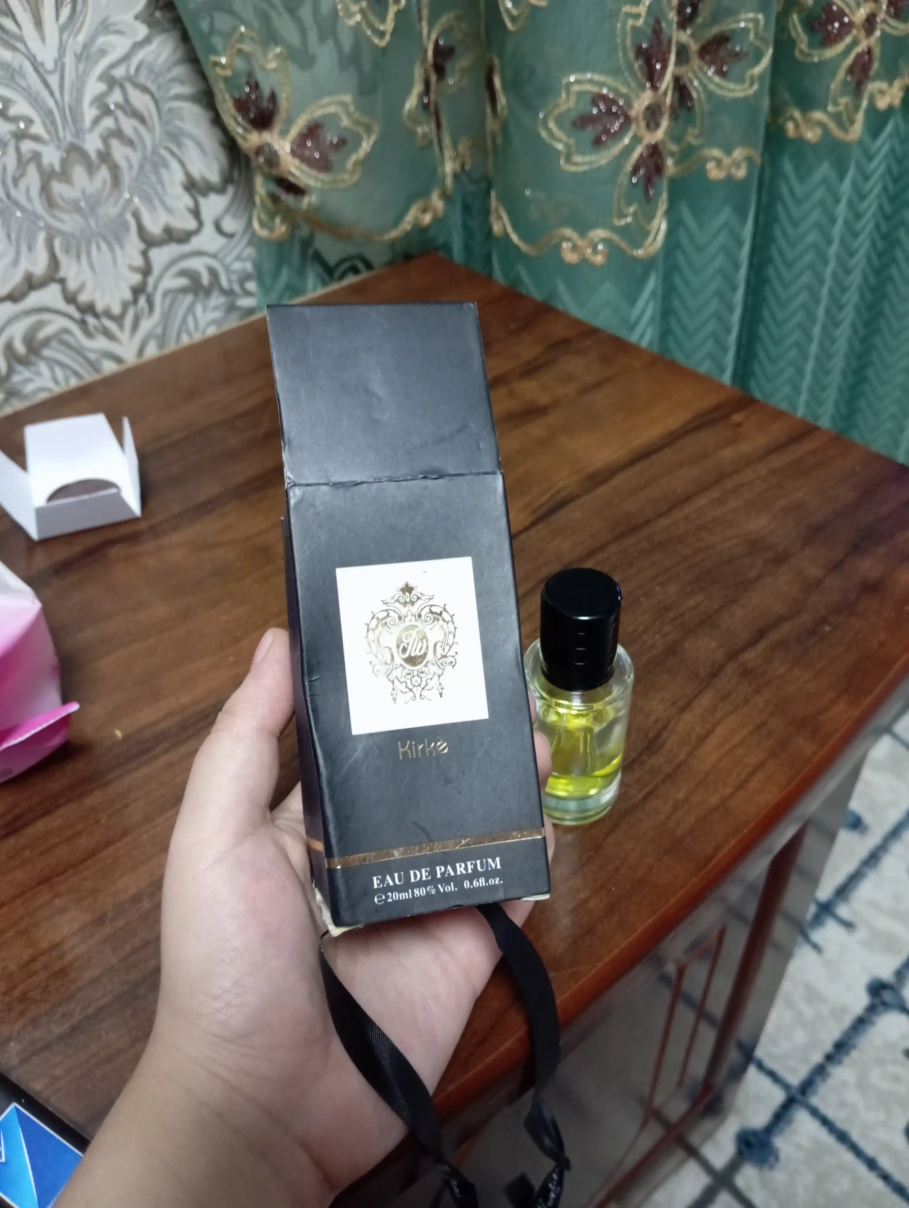 Parfyumlangan suv Fragrance World Kirke, erkak va ayollar uchun