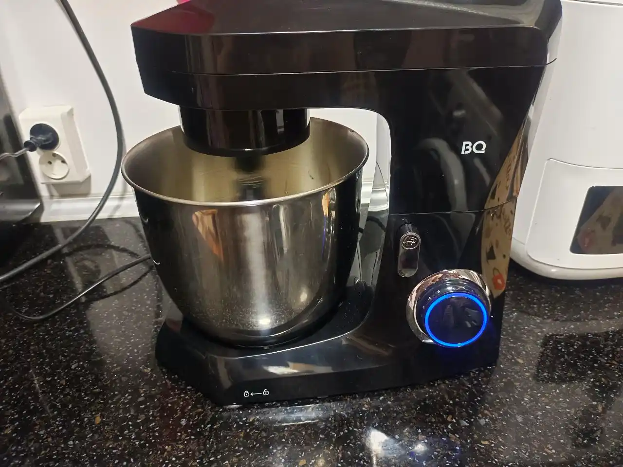 BQ MX342 planetar mikser, 1600 Vt quvvat, 4.5 l hajm, 10 tezlik, impuls rejimi