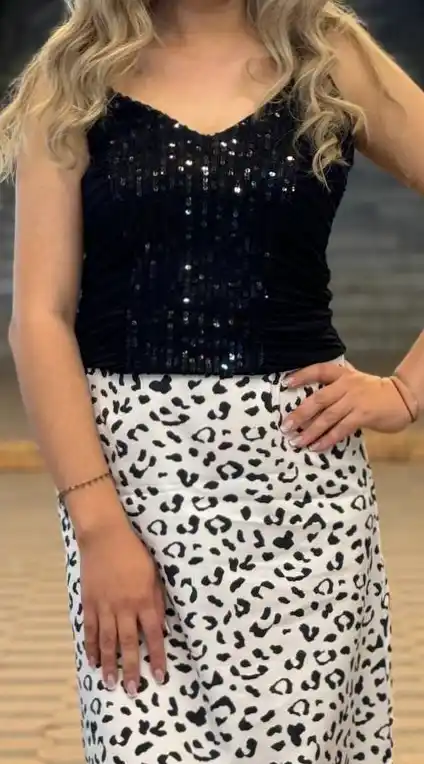 Yubka leopard naqshli, ayollar uchun, ikki tomoni tirqishli