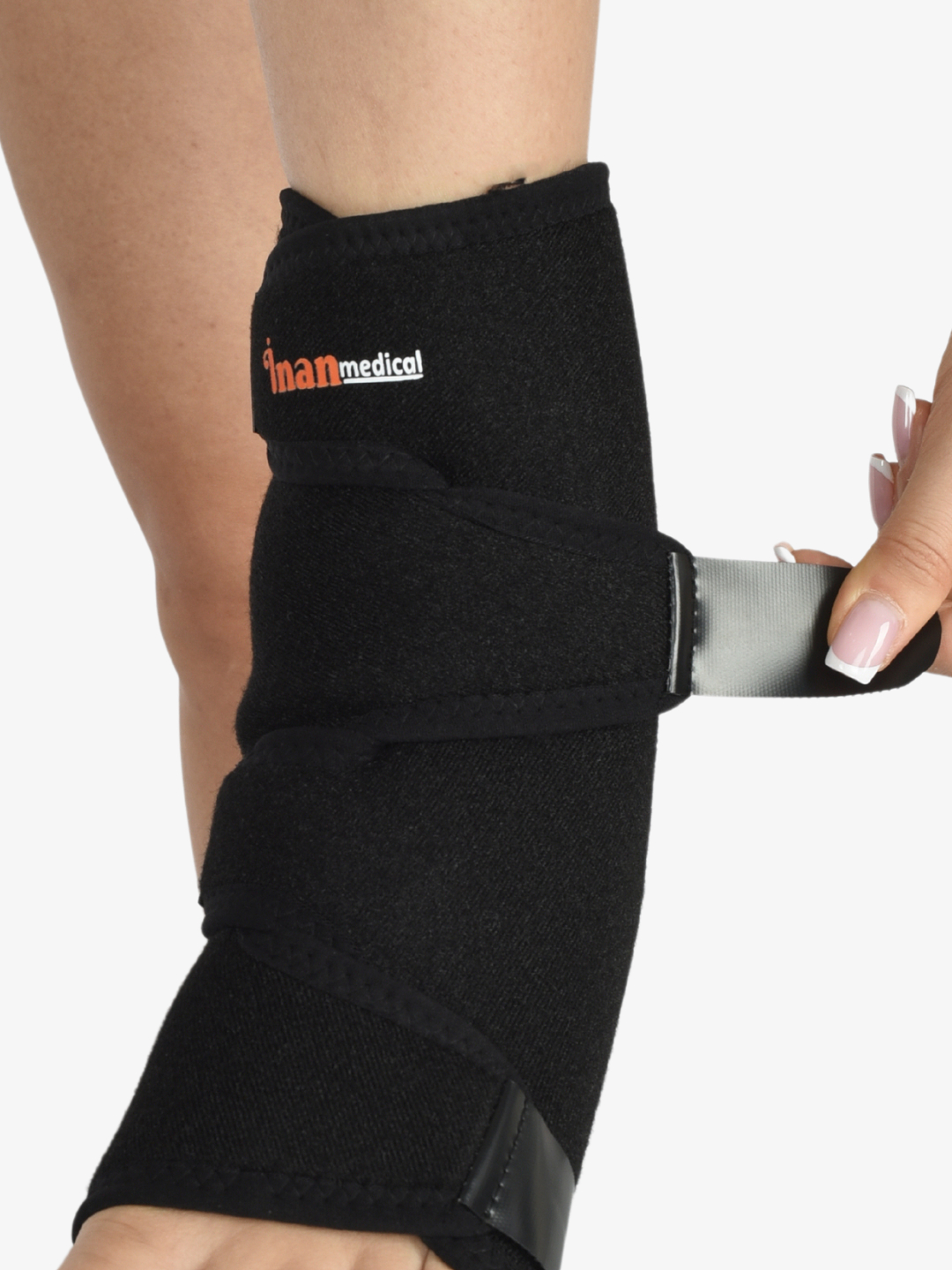 Erotik qoramagiz oq libosdagi stulda