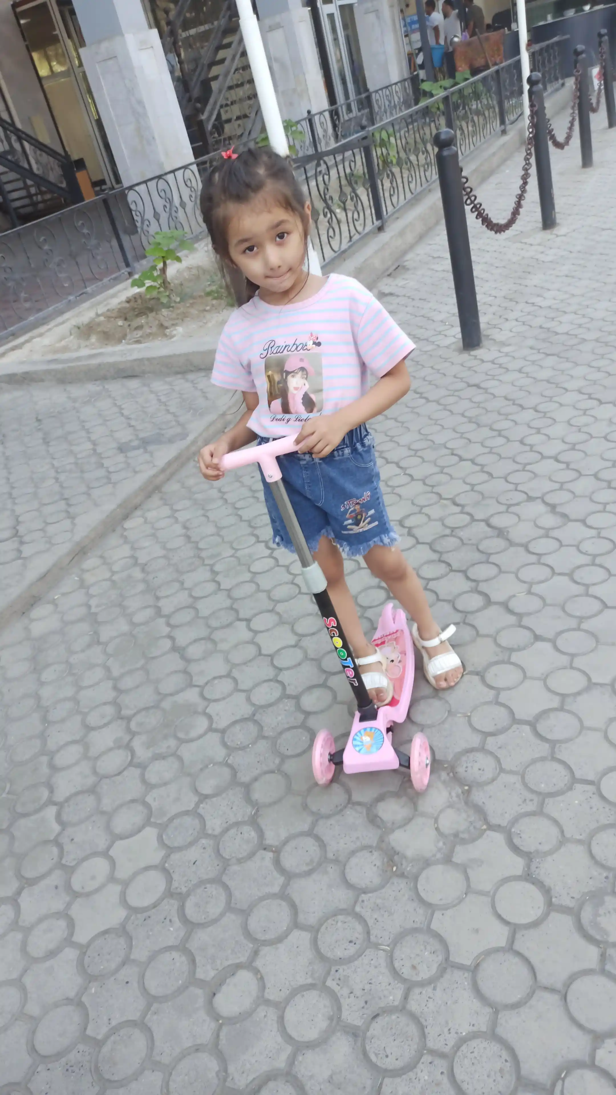 Bolalar samokati yonadigan g'ildiraklari bilan, o'g'il va qizlar uchun o'rindiqli