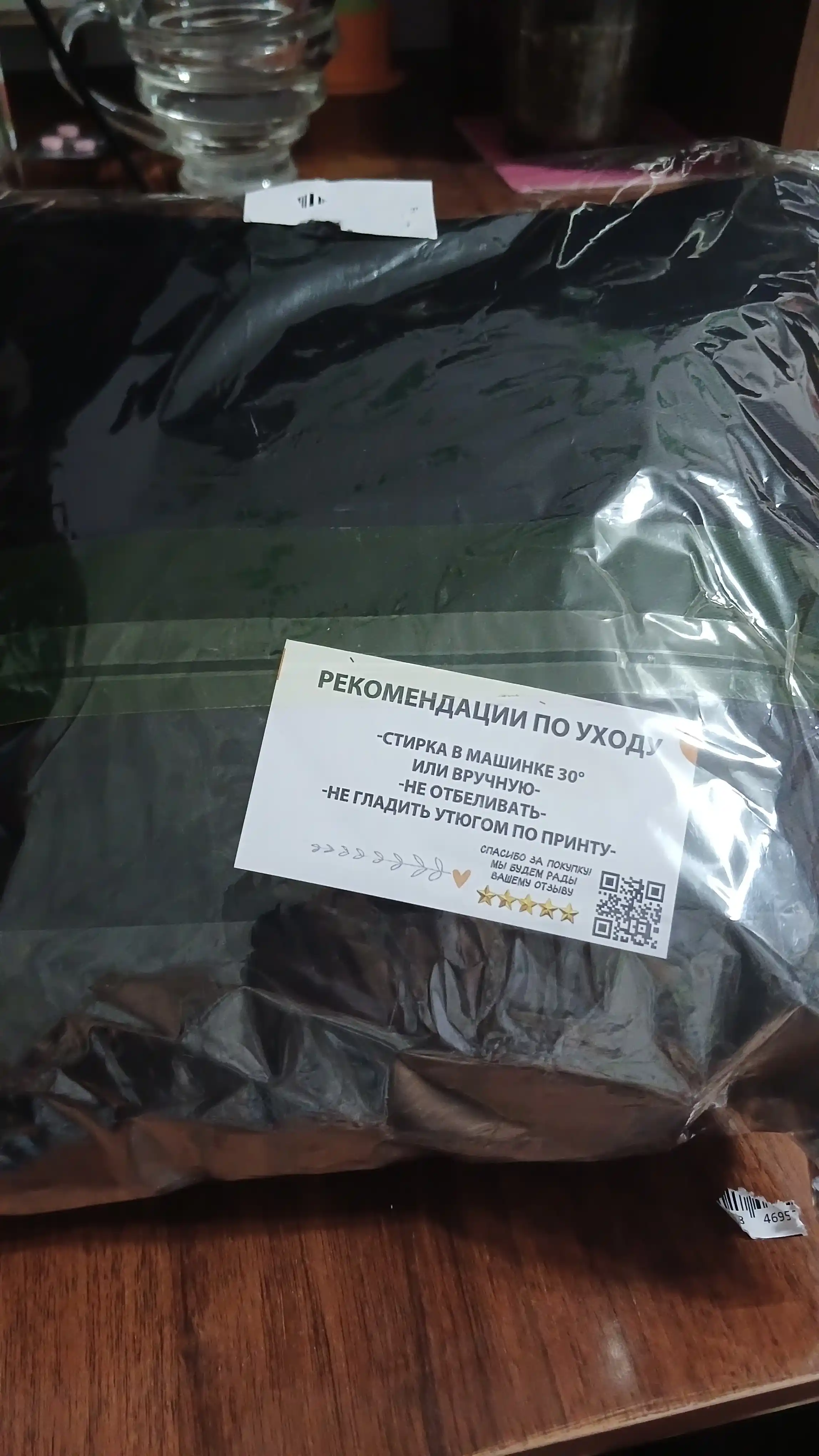 Подушка с принтом и надписью "Обнимай эту подушку пока меня нет рядом" в подарок близким