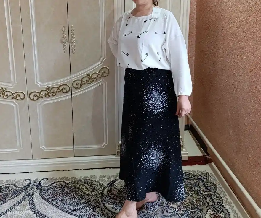 Ayollar yubkasi, yozgi, uzun, qirqilgan midi