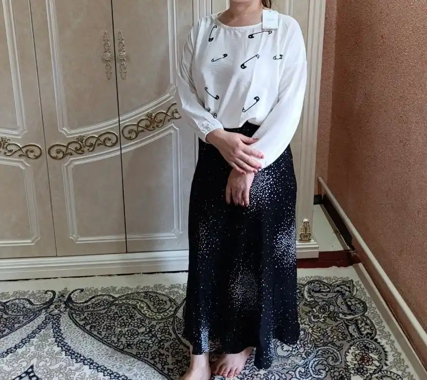 Ayollar yubkasi, yozgi, uzun, qirqilgan midi