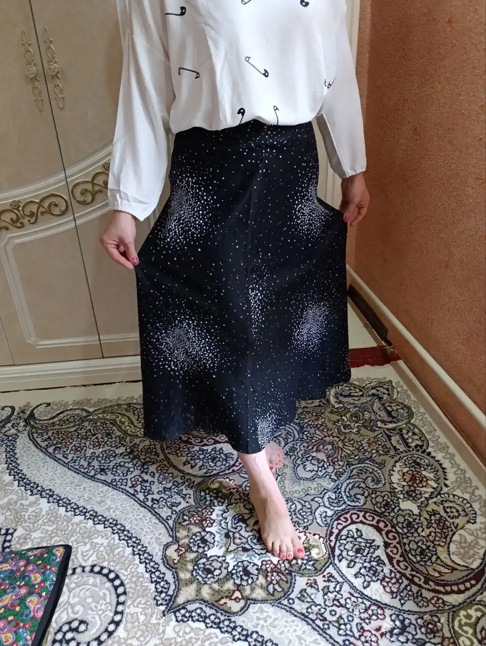 Ayollar yubkasi, yozgi, uzun, qirqilgan midi