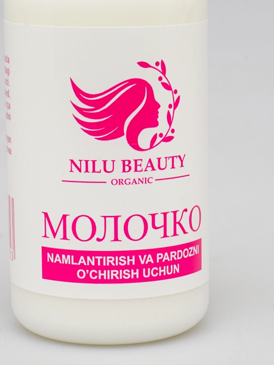 Yengil makiyajni olib tashlash va yuzni namlantirish uchun tabiiy kosmetik molochko