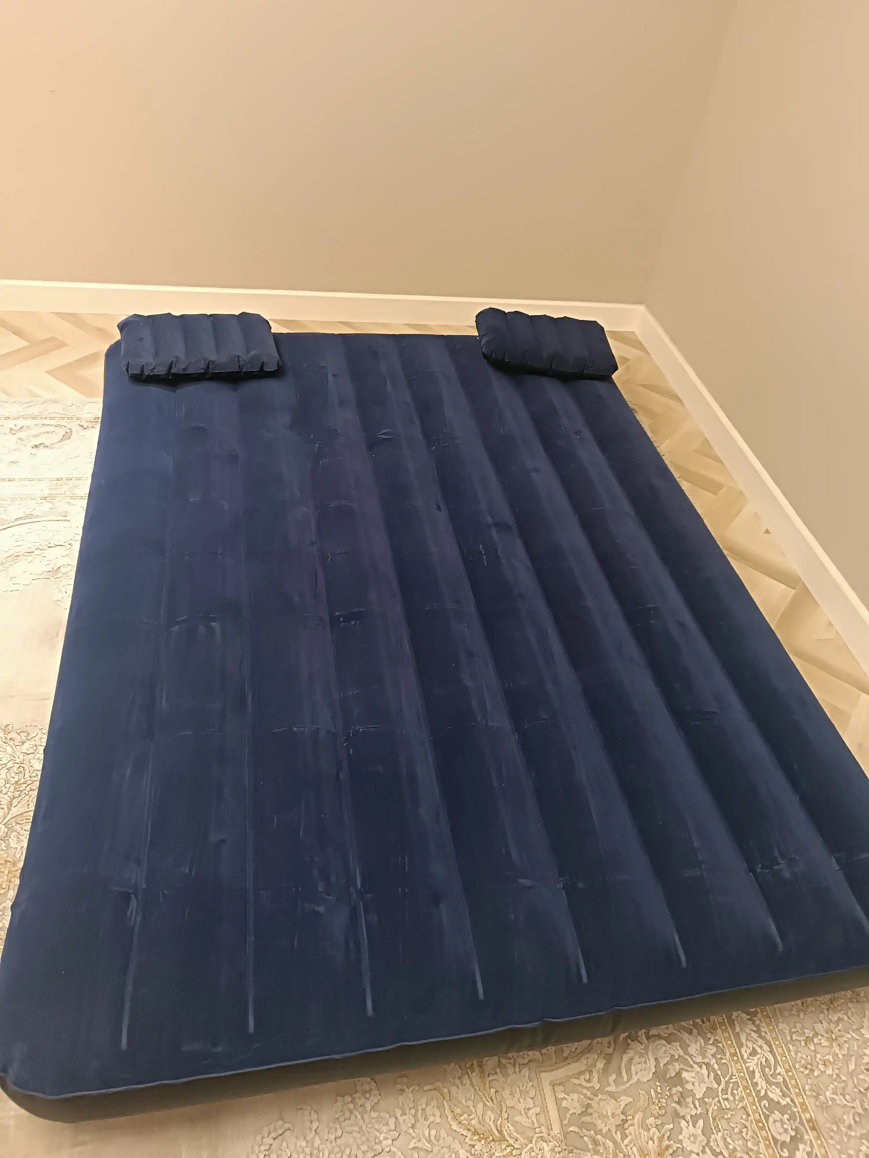 Puflanadigan matras ikki kishilik, nasos va yostiqlar bilan Intex 64765, 203 * 152 * 25 sm