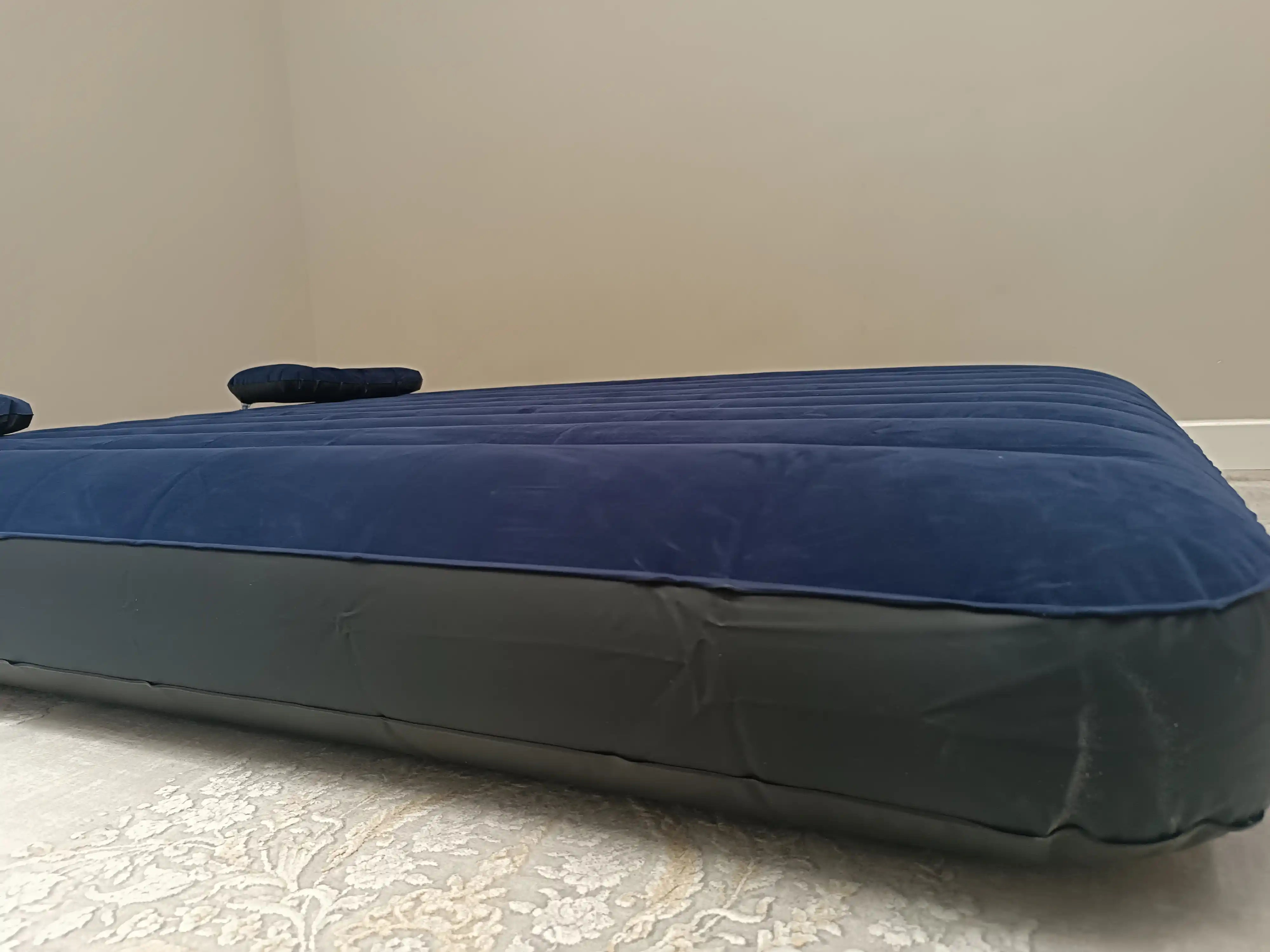 Puflanadigan matras ikki kishilik, nasos va yostiqlar bilan Intex 64765, 203 * 152 * 25 sm