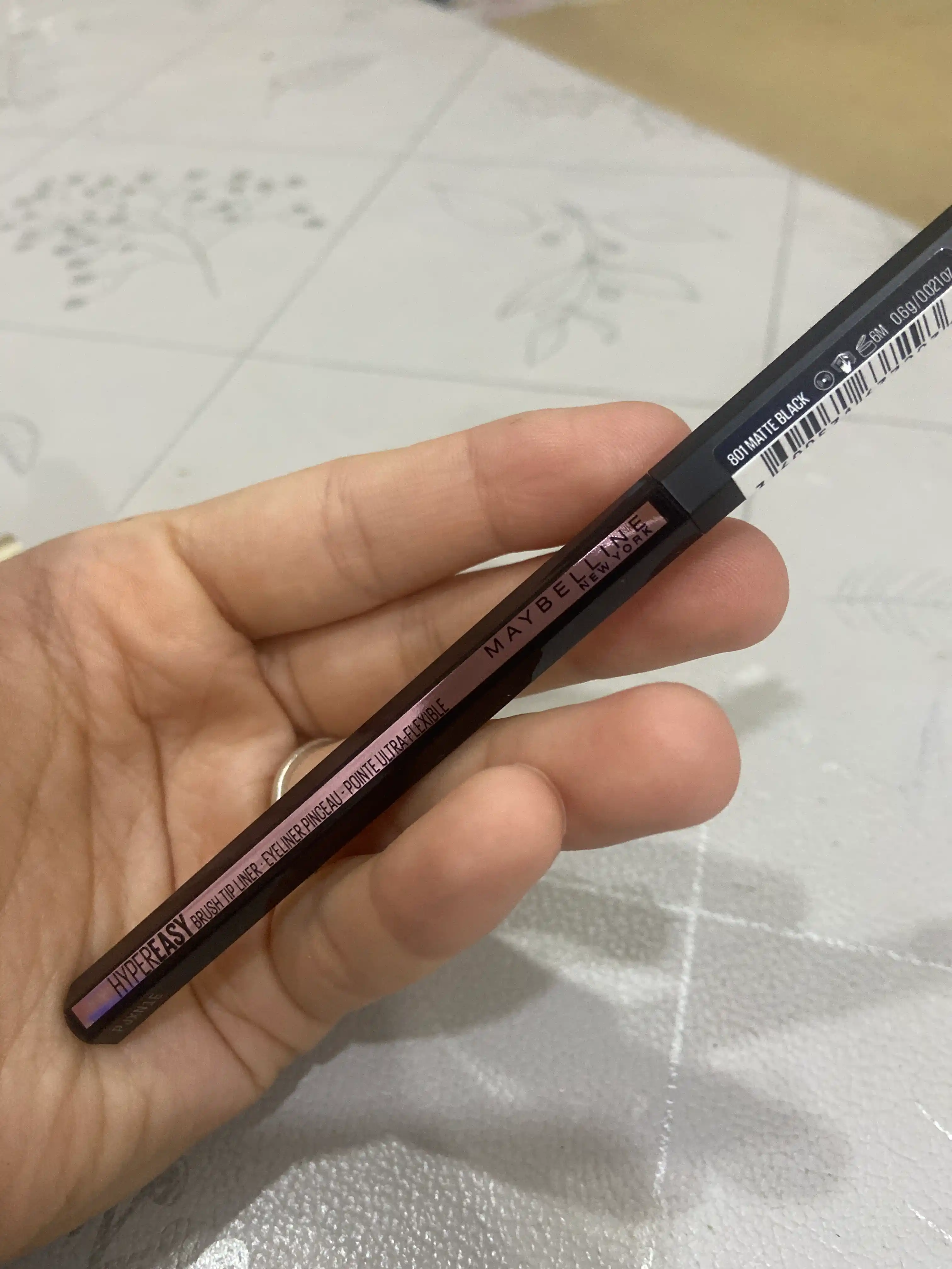 Ko'z uchun podvodkasi Maybelline New York Hyper Easy, ton 801 Mat qora