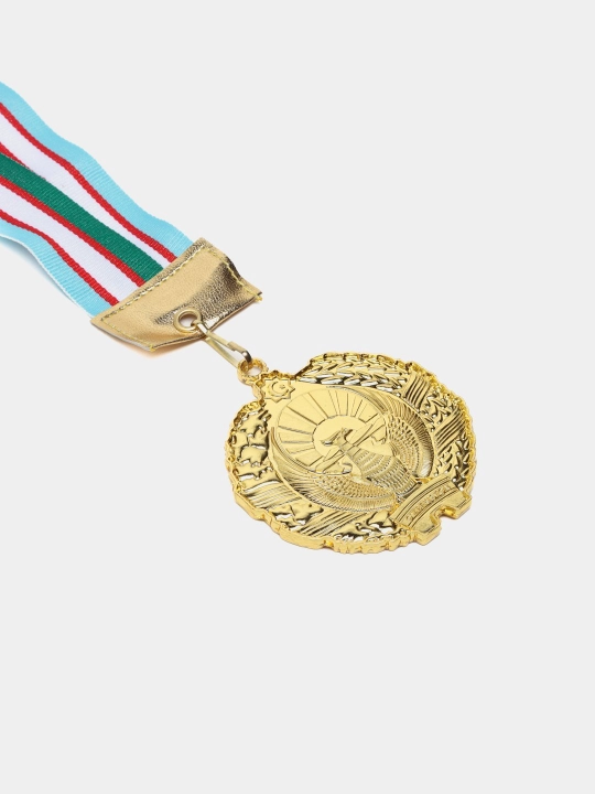 Sovrin medali, lentadagi metall, 1-oʻrin oltin, 2-oʻrin kumush, 3-oʻrin bronza