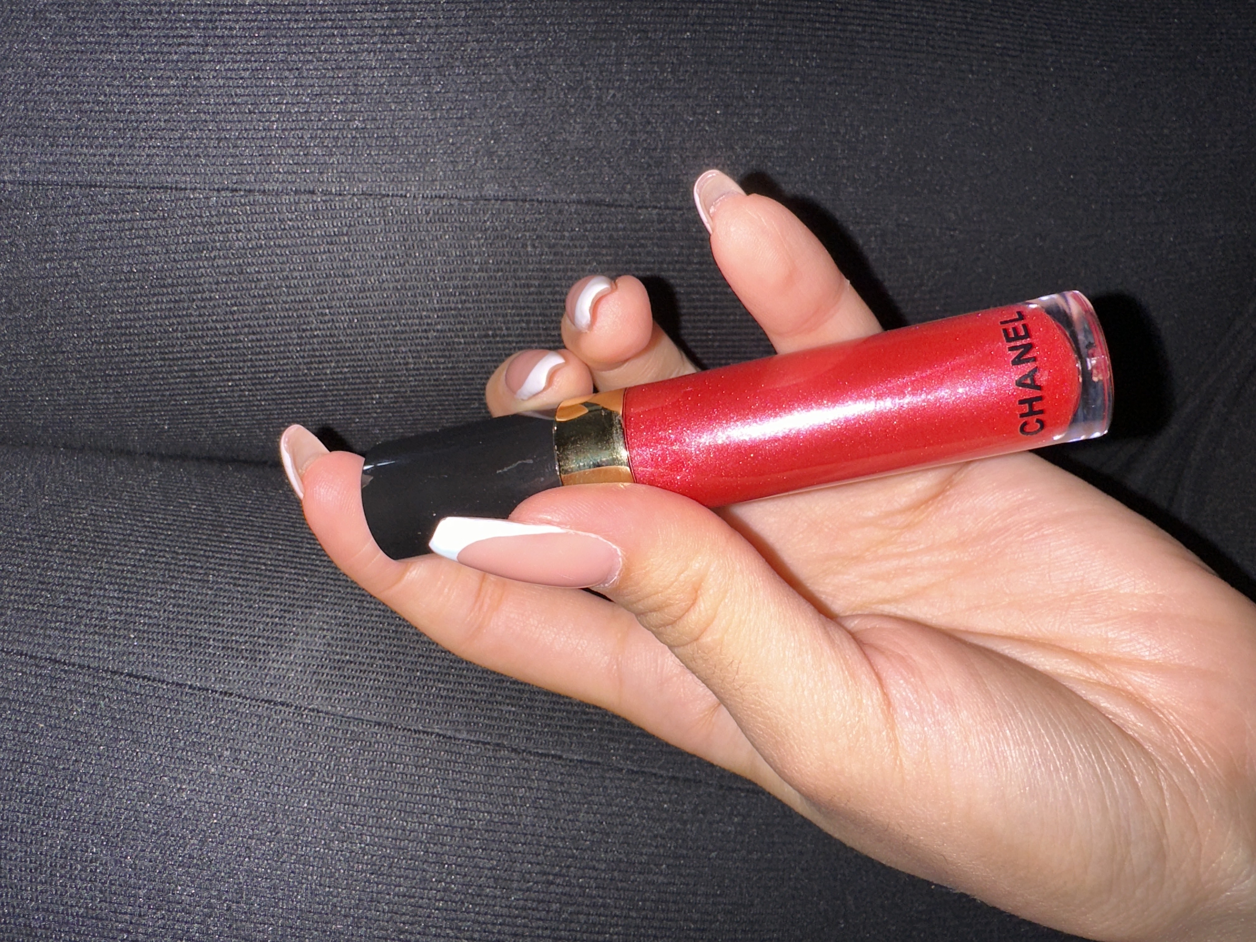 Ультра глянцевый блеск для губ Rouge Allure Velvet, жидкая помада, 8 г 