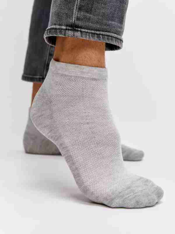 Topiqlari bilan siltanayotgan erkak surati