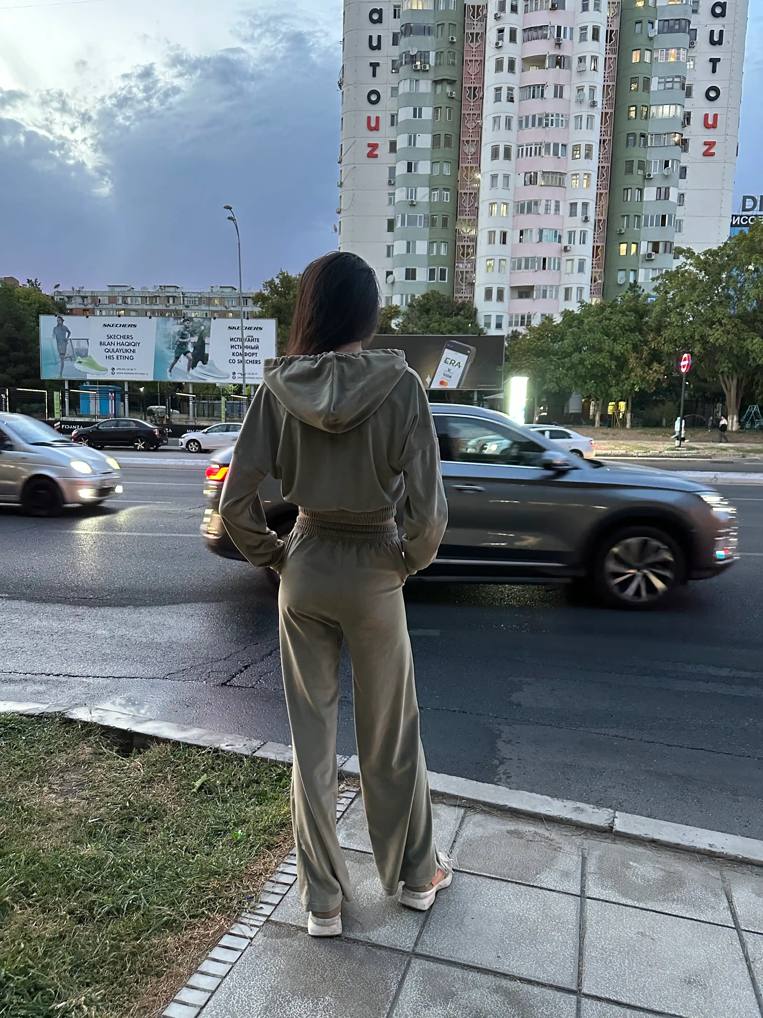 Ayollar uchun velyur ikki qismli kostyum, uy va sport to'plami: oversayz xudi + shalvar