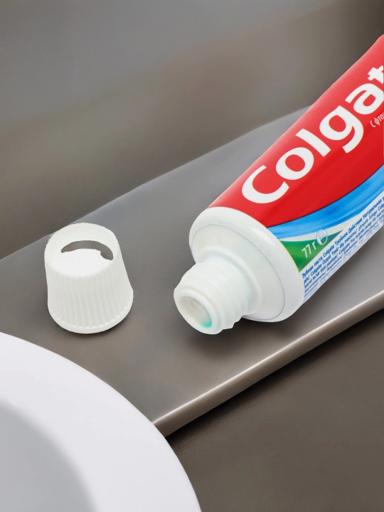 Colgate uch tomonlama ta’sirli tish pastasi Kariyesdan himoya qilish uchun tabiiy yalpiz, 50 ml