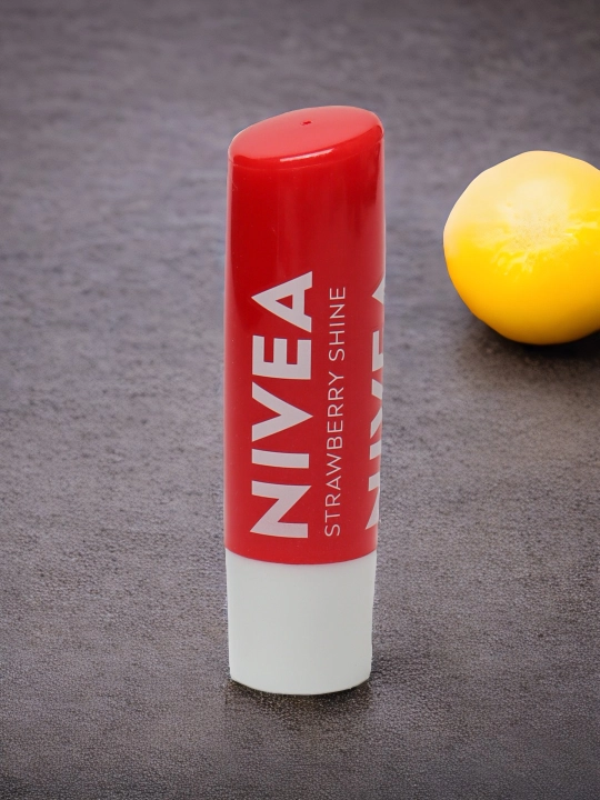 NIVEA lablar uchun balzam, qulupnay porlashi, 4.8 gr