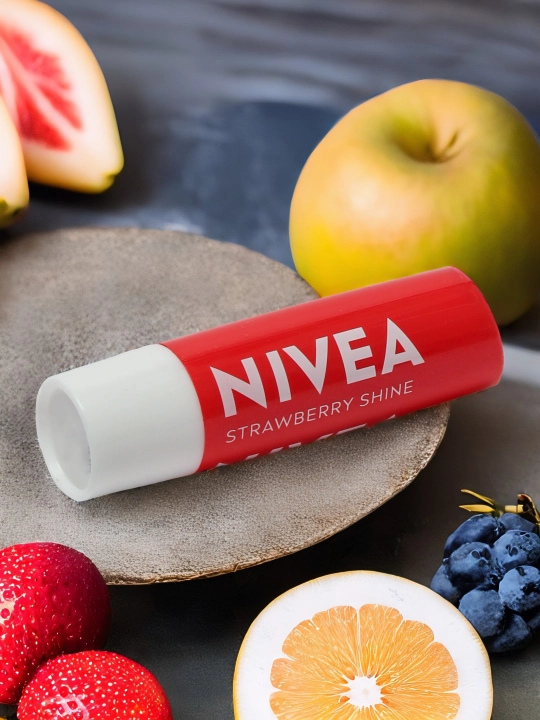 NIVEA lablar uchun balzam, qulupnay porlashi, 4.8 gr
