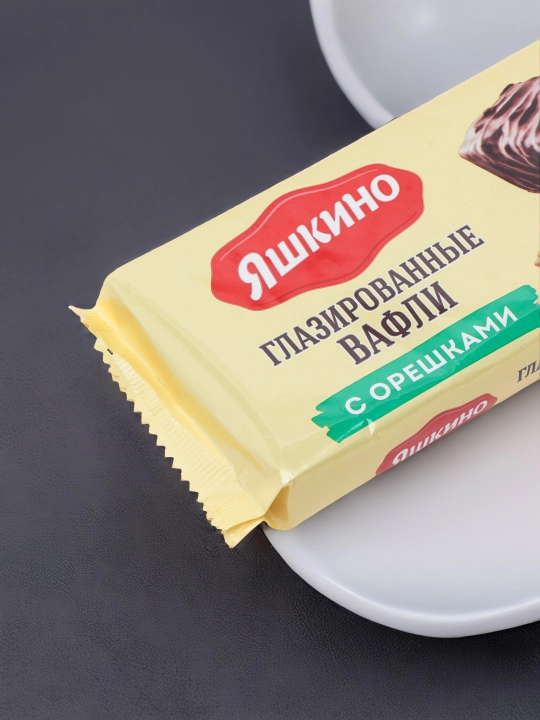 Вафли Яшкино глазированные с орешками, 200 гр