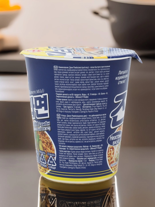 Jin Ramen Cup Mild stakanidagi tez tayyorlanadigan noodle, achchiq ta'mi, 65 g