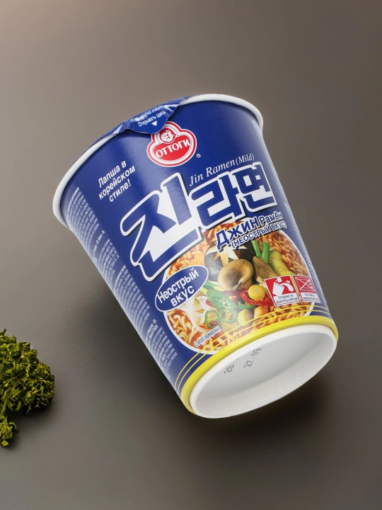 Jin Ramen Cup Mild stakanidagi tez tayyorlanadigan noodle, achchiq ta'mi, 65 g
