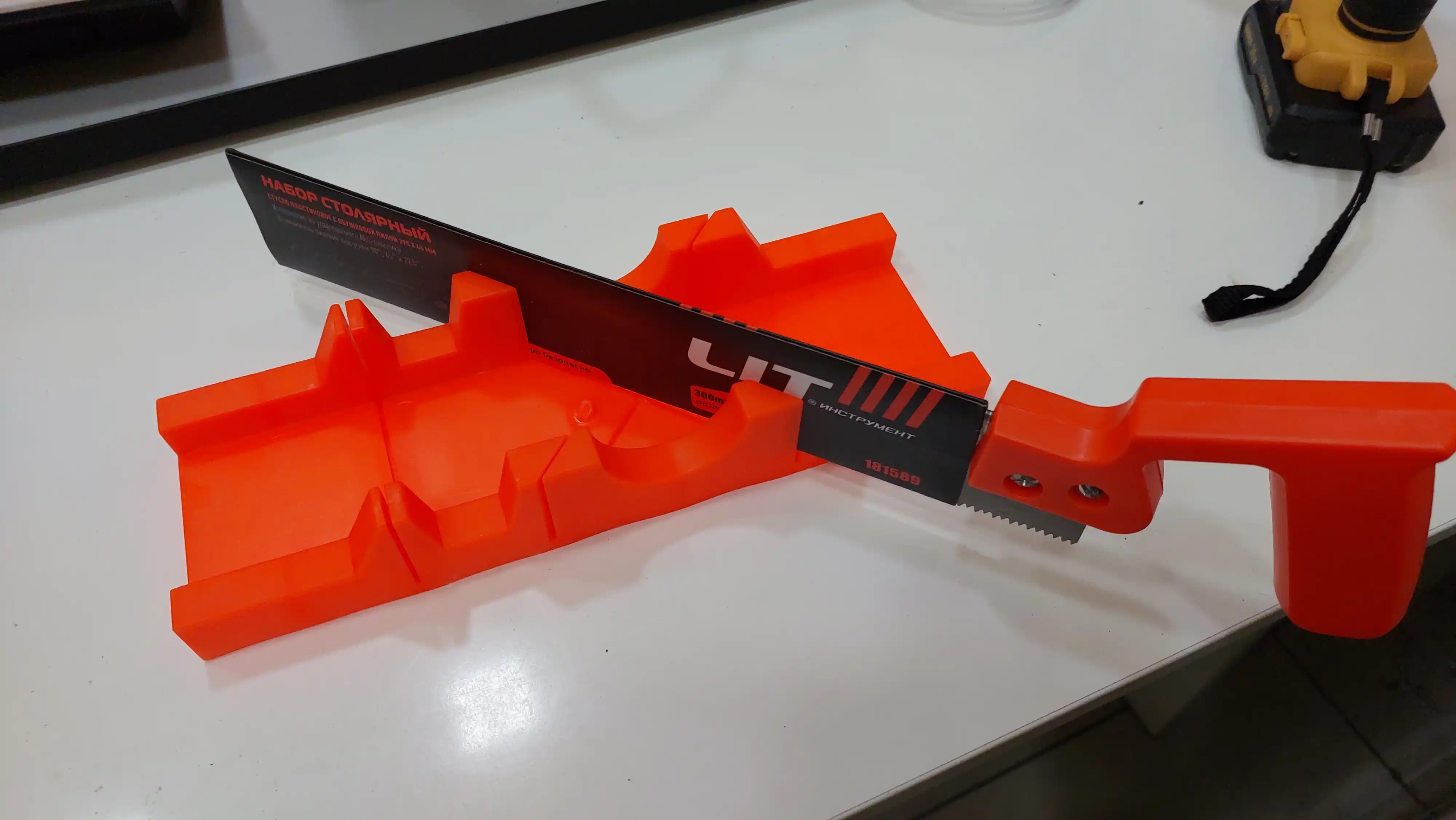 Mitre qutisi Plastik 300 * 65 mm, arra 300 мм