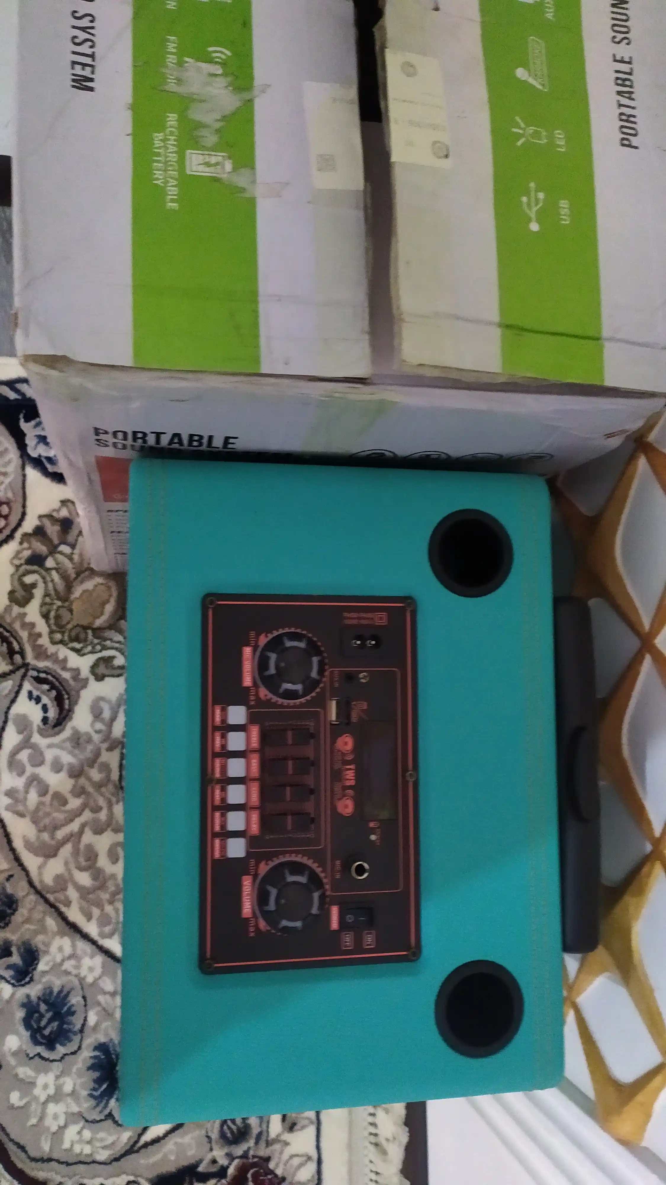Portativ kalonka karaoke BAAB bluetooth simsiz mikrafon va boshqaruv pultga ega