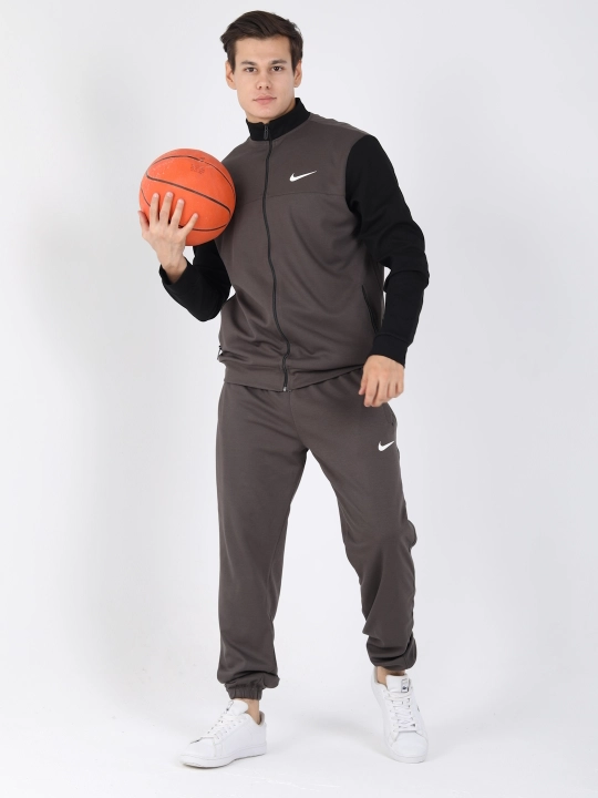 Erkaklar sport kostyumi