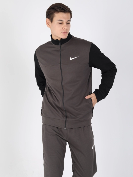 Erkaklar sport kostyumi