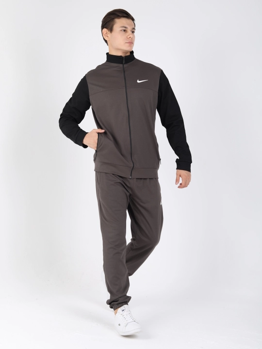 Erkaklar sport kostyumi