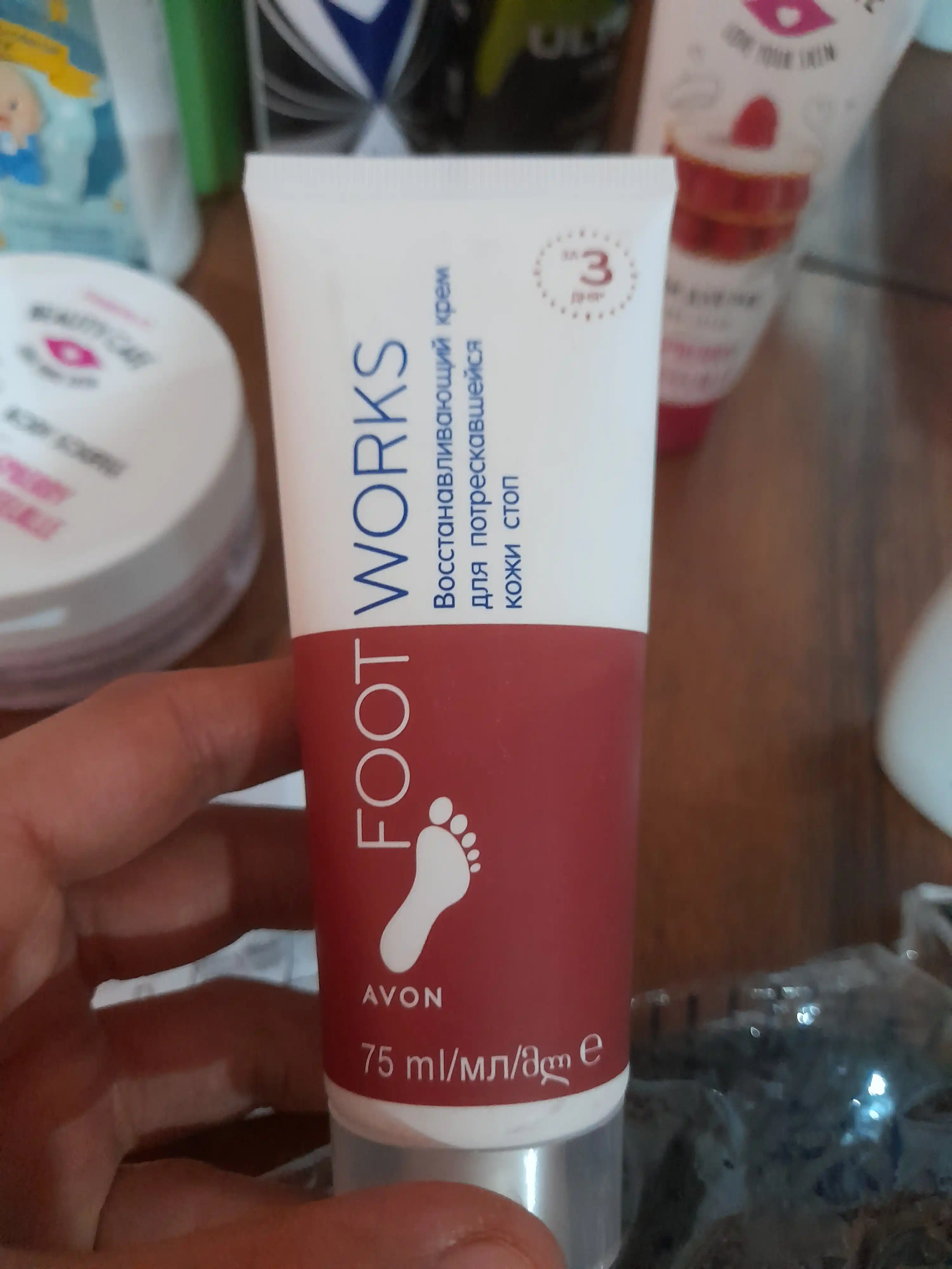 Крем Avon Foot Works для потрескавшейся кожи стоп, восстанавливающий, 75 мл