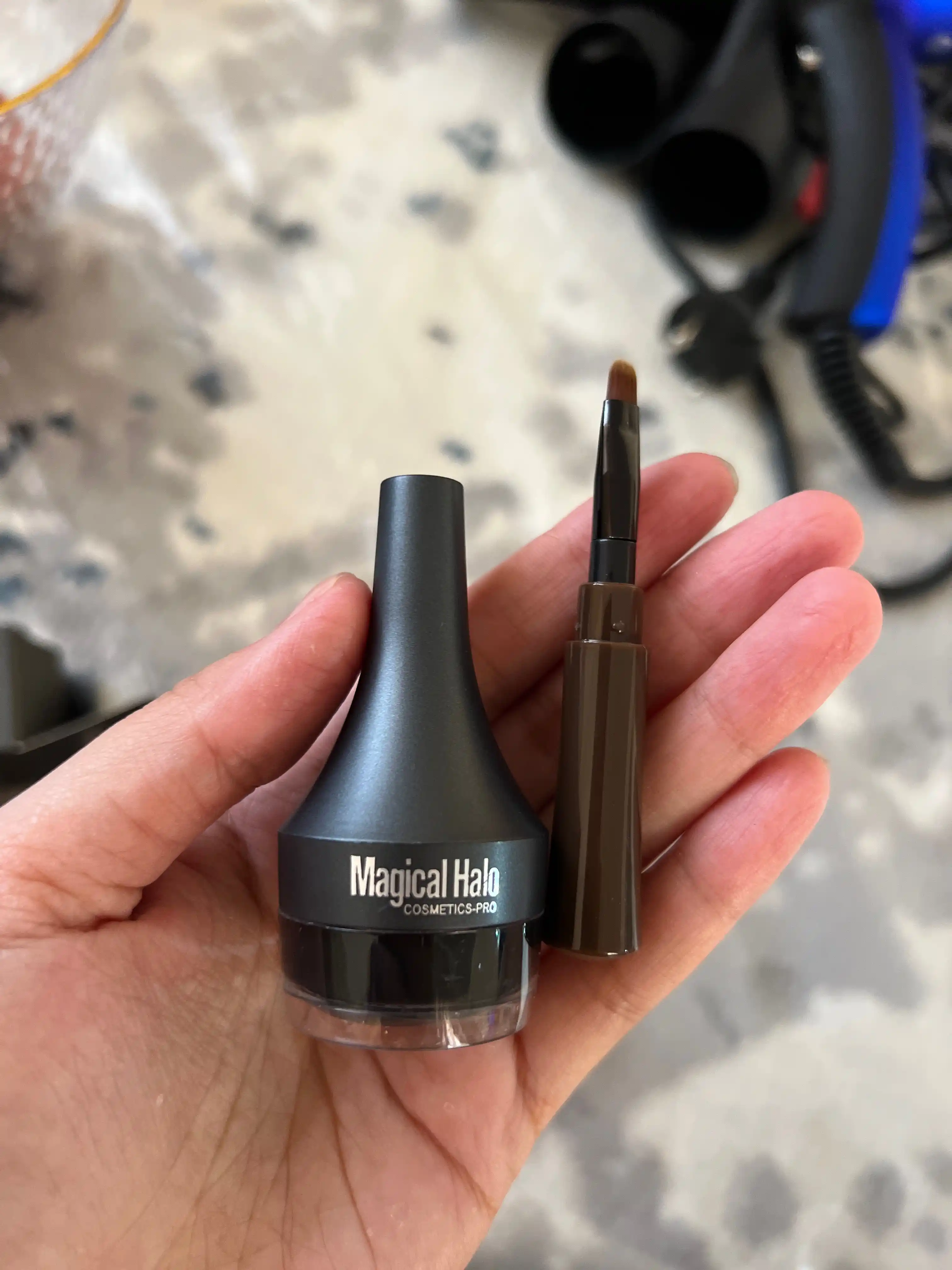 Eyeliner qora, lab bo'yog'i jigarrang, jel, suv o'tkazmaydigan