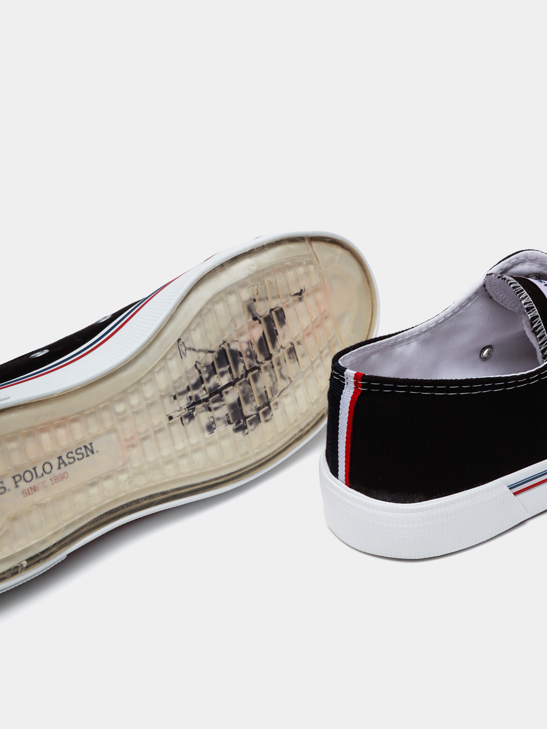 Kokrak bilan qoplangan mushukning fotosurati