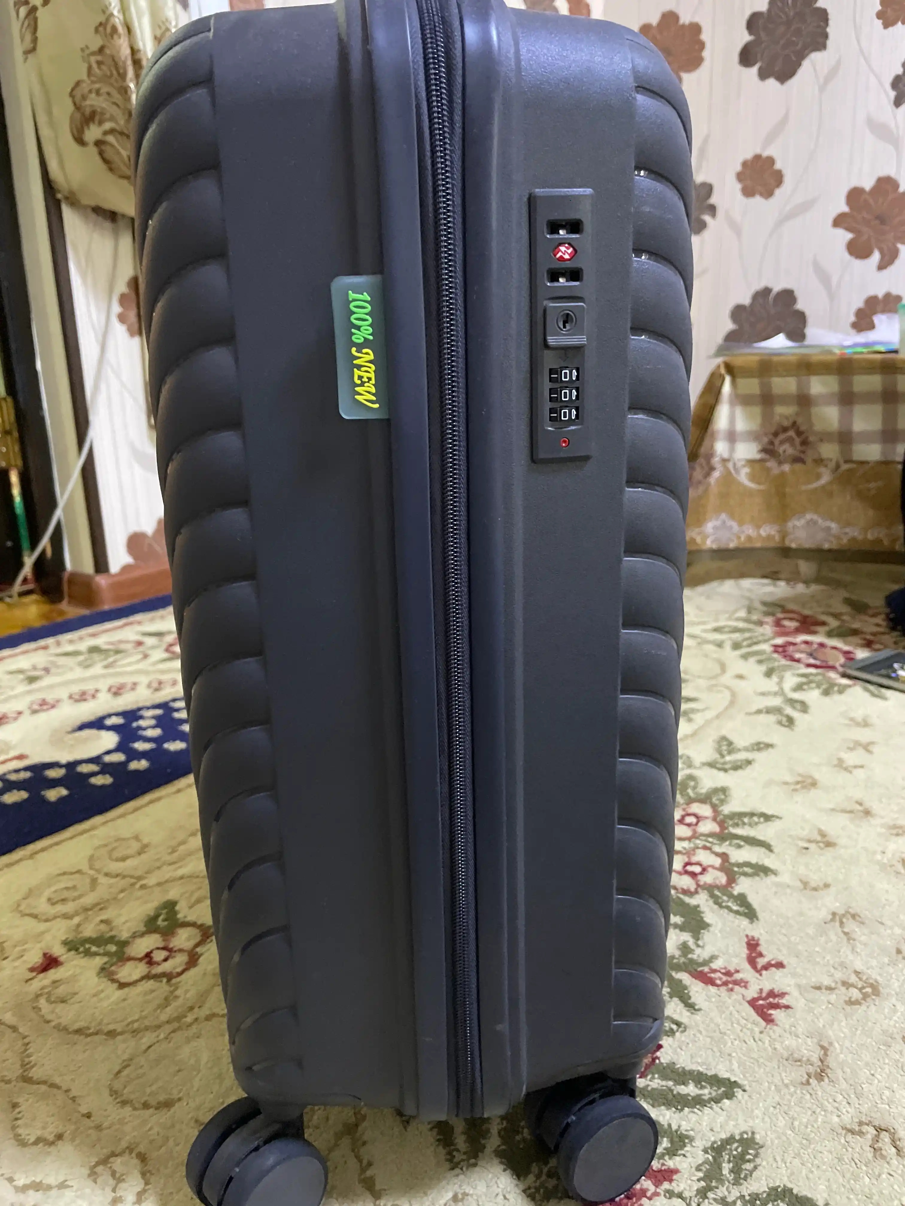 Sayohat chamadon 4 g'ildirakli, PP materialdan, kombinatsiyalangan qulfli