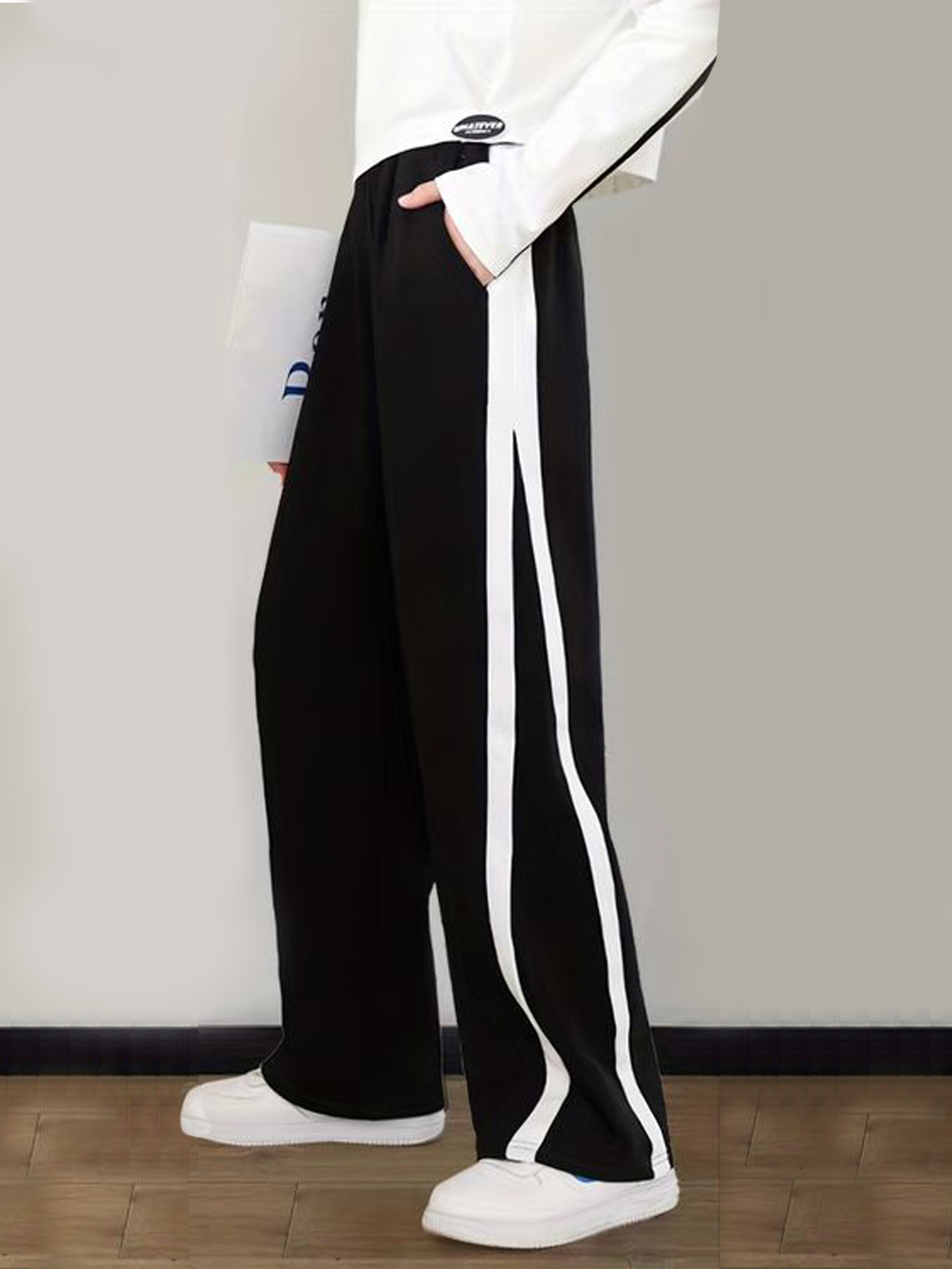 Lezbiyan tutildi qoramagiz kamdan-kam uchraydigan mushukka ega, kichik jinsiy lablari chiqadi