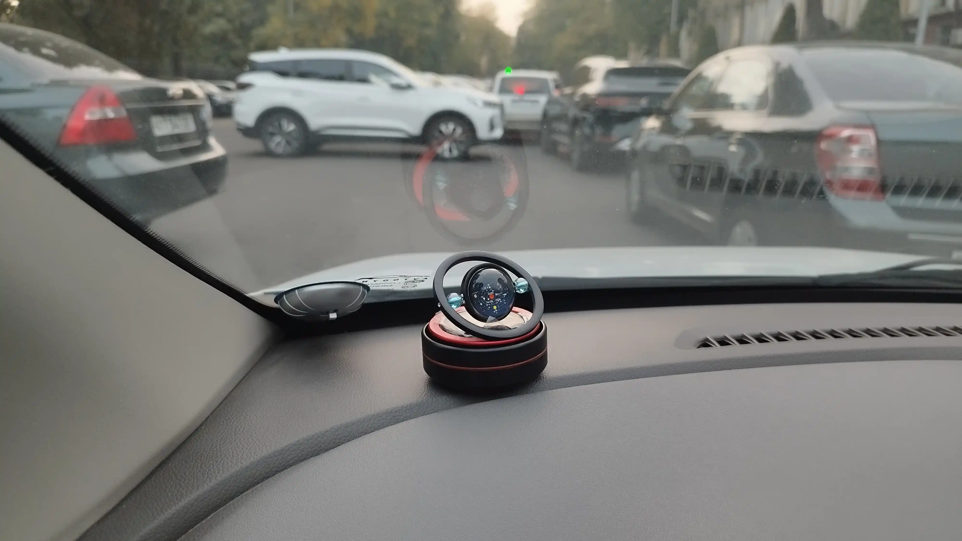 Автомобильный ароматизатор в машину, вращающийся, на солнечной батарее
