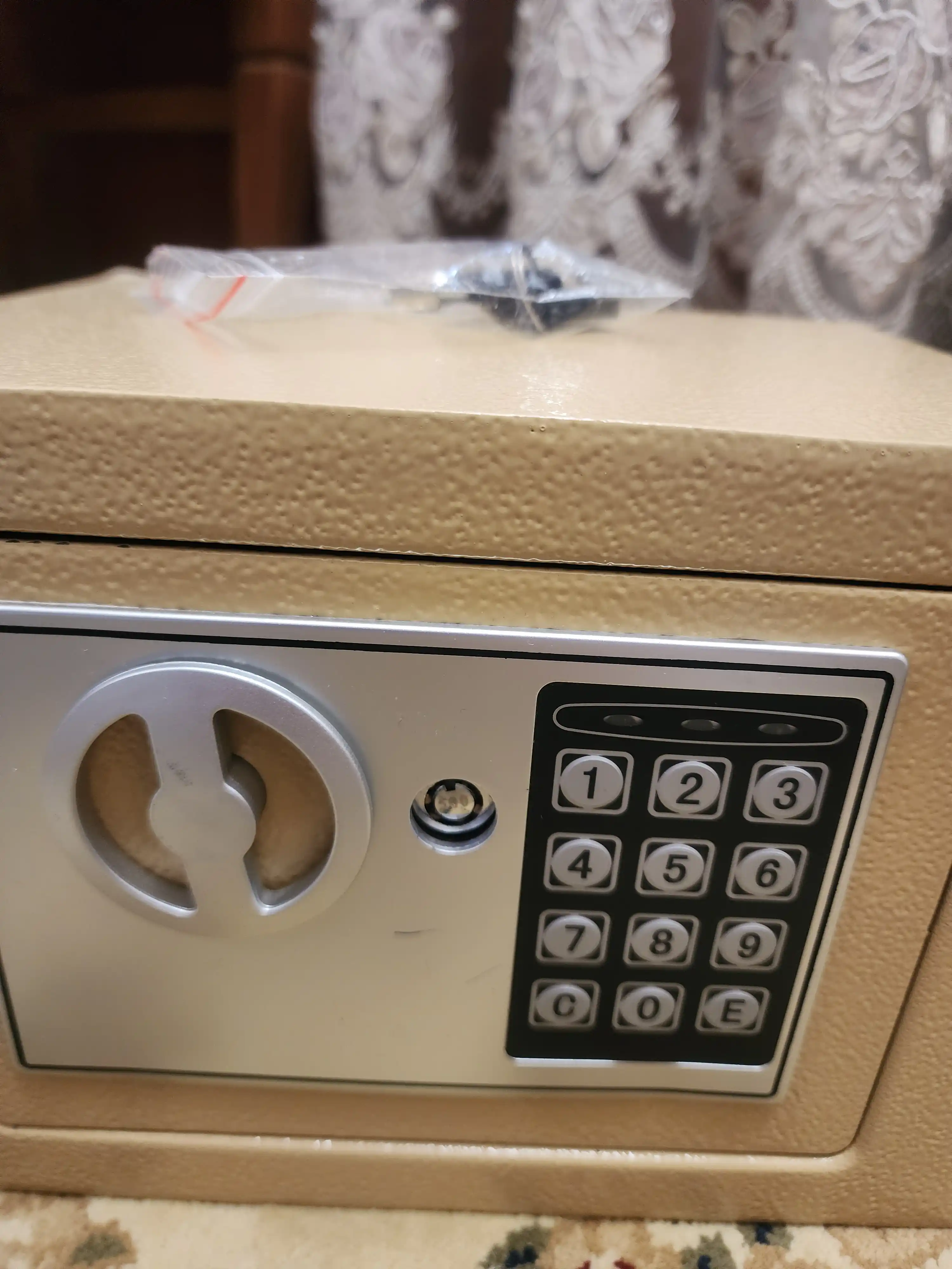 Uy va ofis uchun mini elektron seyf. Kalitli va parol o'rnatsa bo'ladi, 17x23x17 sm