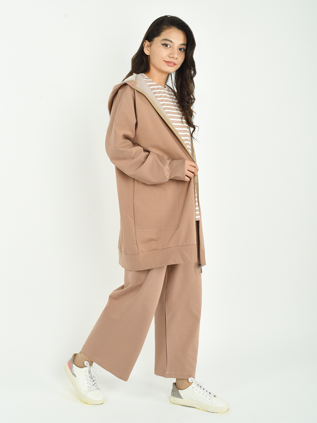 Qizlar uchun tor kostyumi