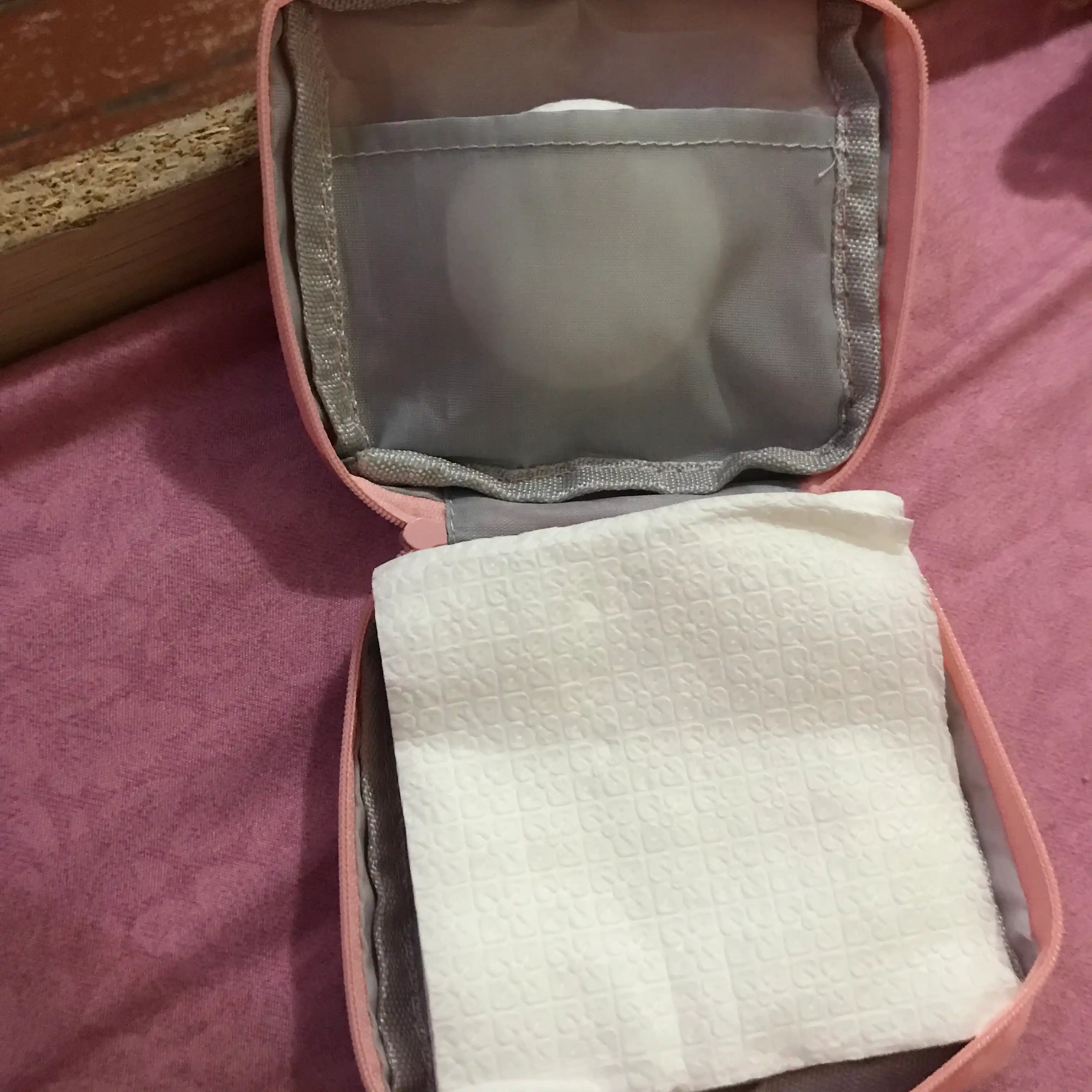 Ayollar kosmetik sumkasi, gigiyenik prokladkalar organayzeri