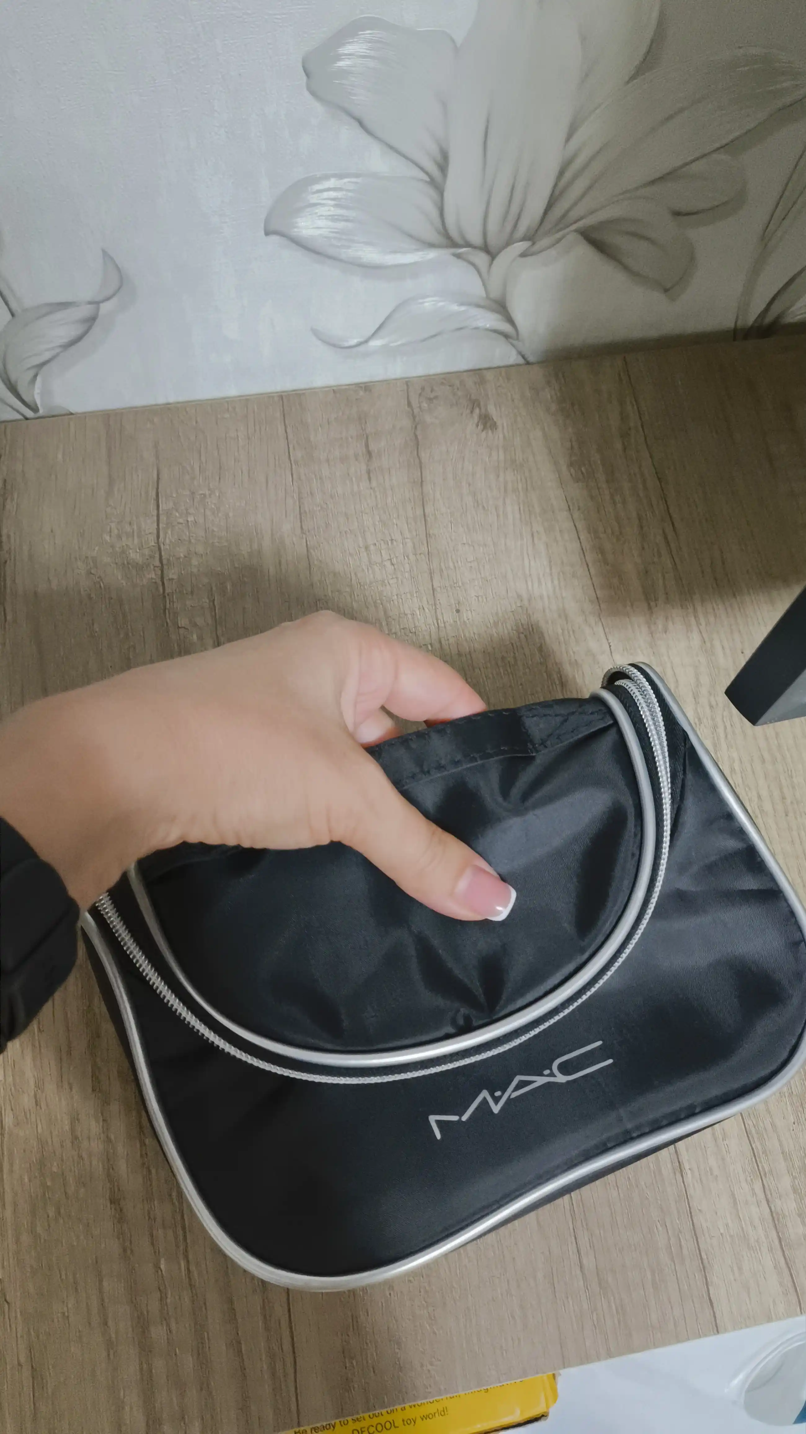 Сумка косметичка на молнии непромокаемая, с ручкой MAC