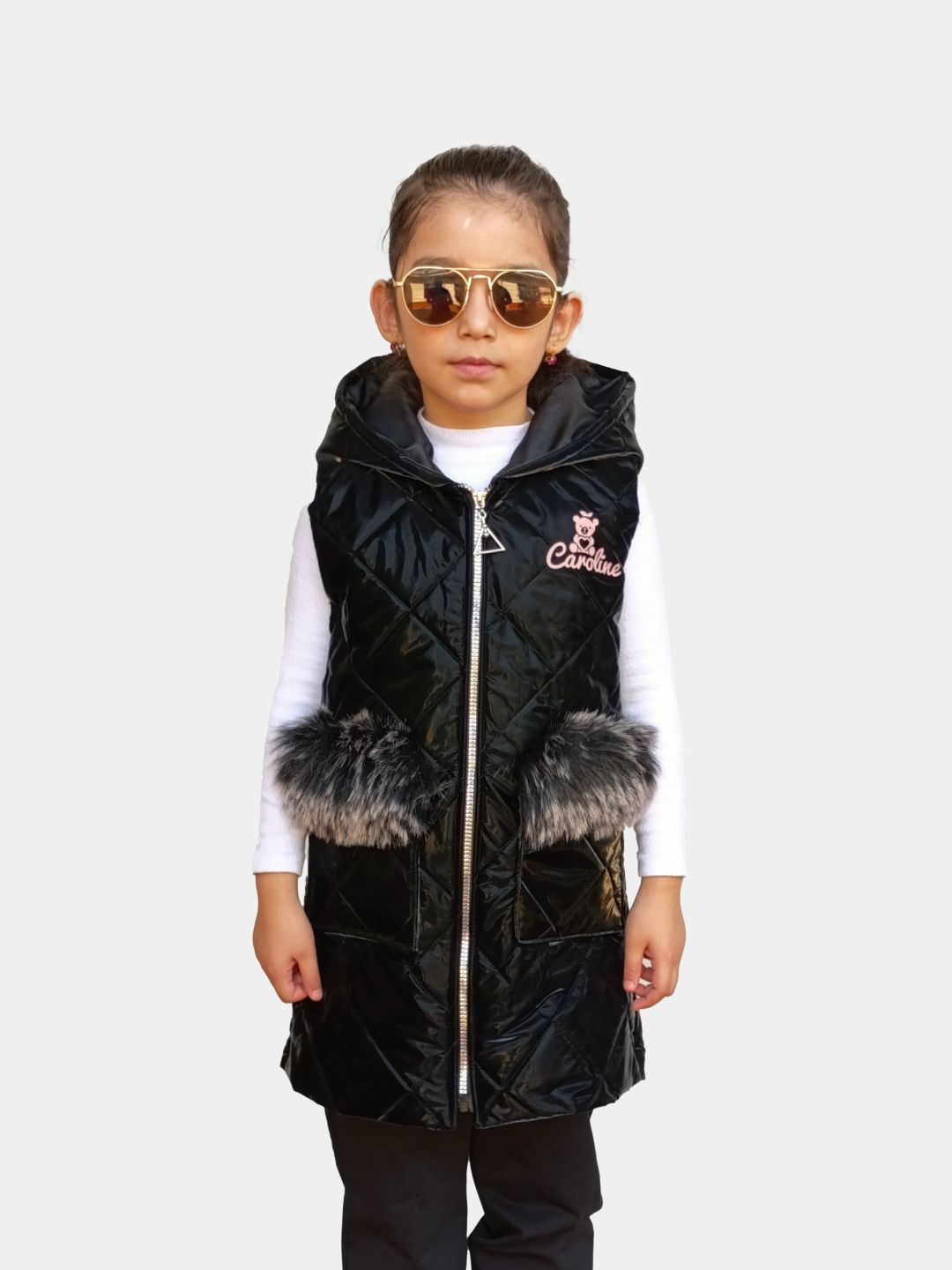 Qizlar ogil bolalarning shimini yechayotgan surat