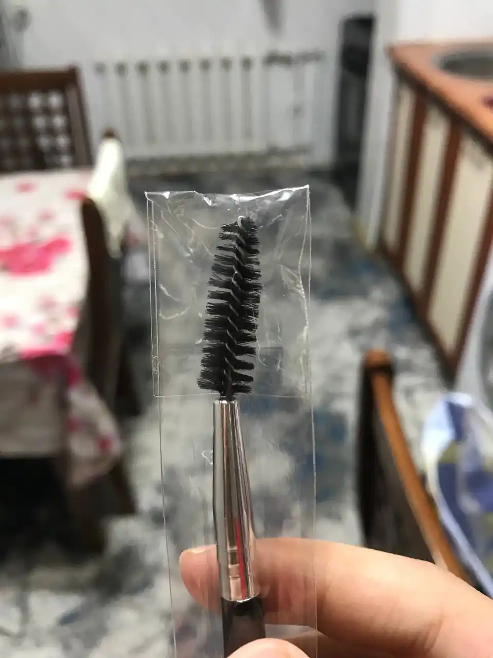 Qosh cho'tkasi kesilgan kirpik uchun