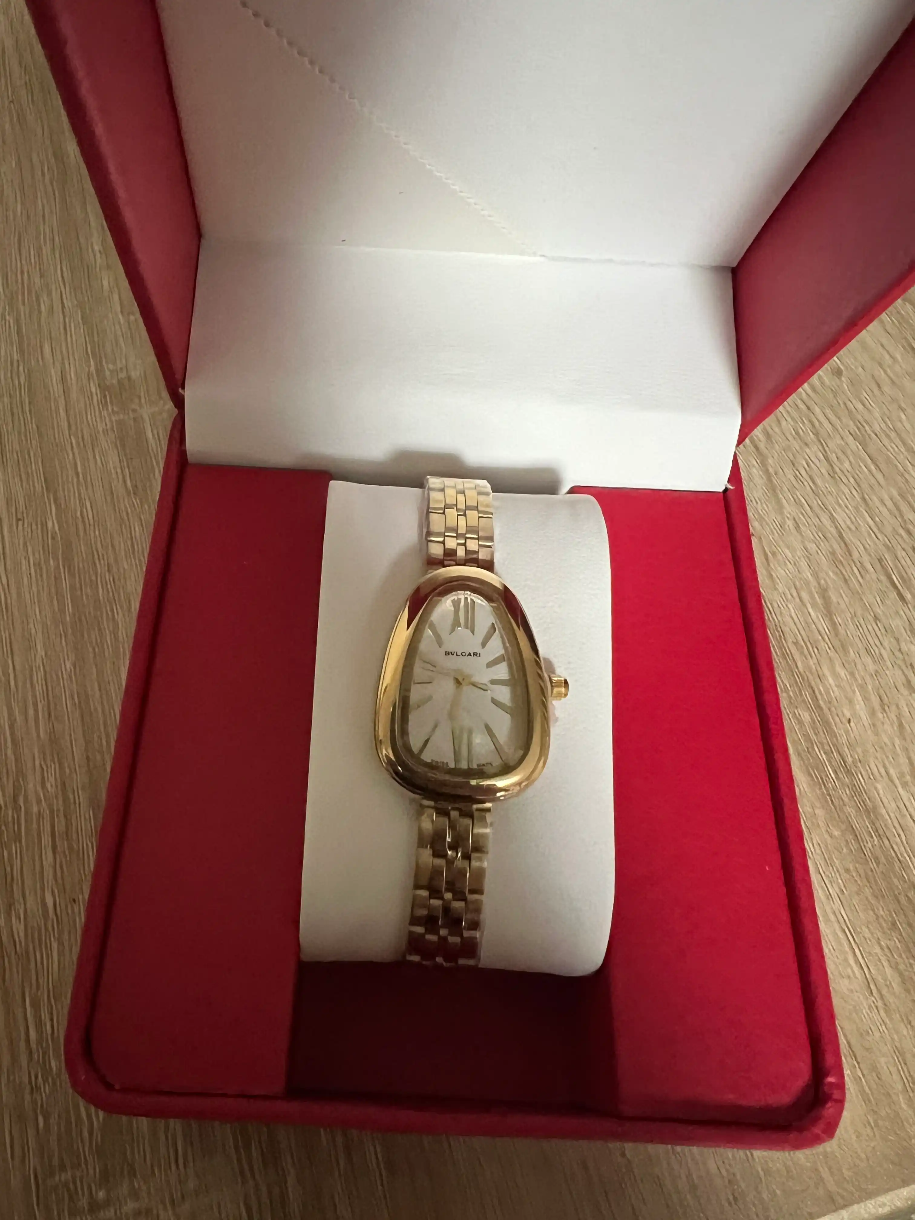 Женские наручные часы BVLGARI на любой стиль, в подарочной упаковке