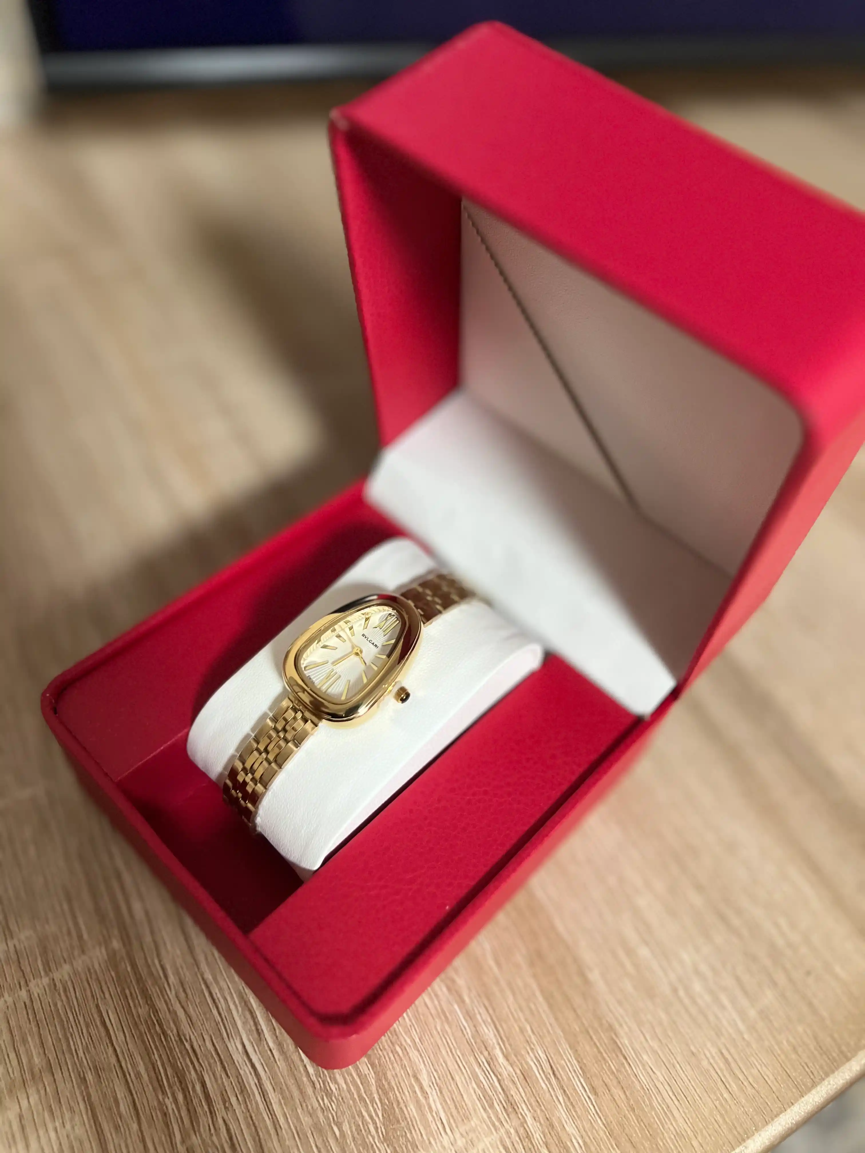 Женские наручные часы BVLGARI на любой стиль, в подарочной упаковке