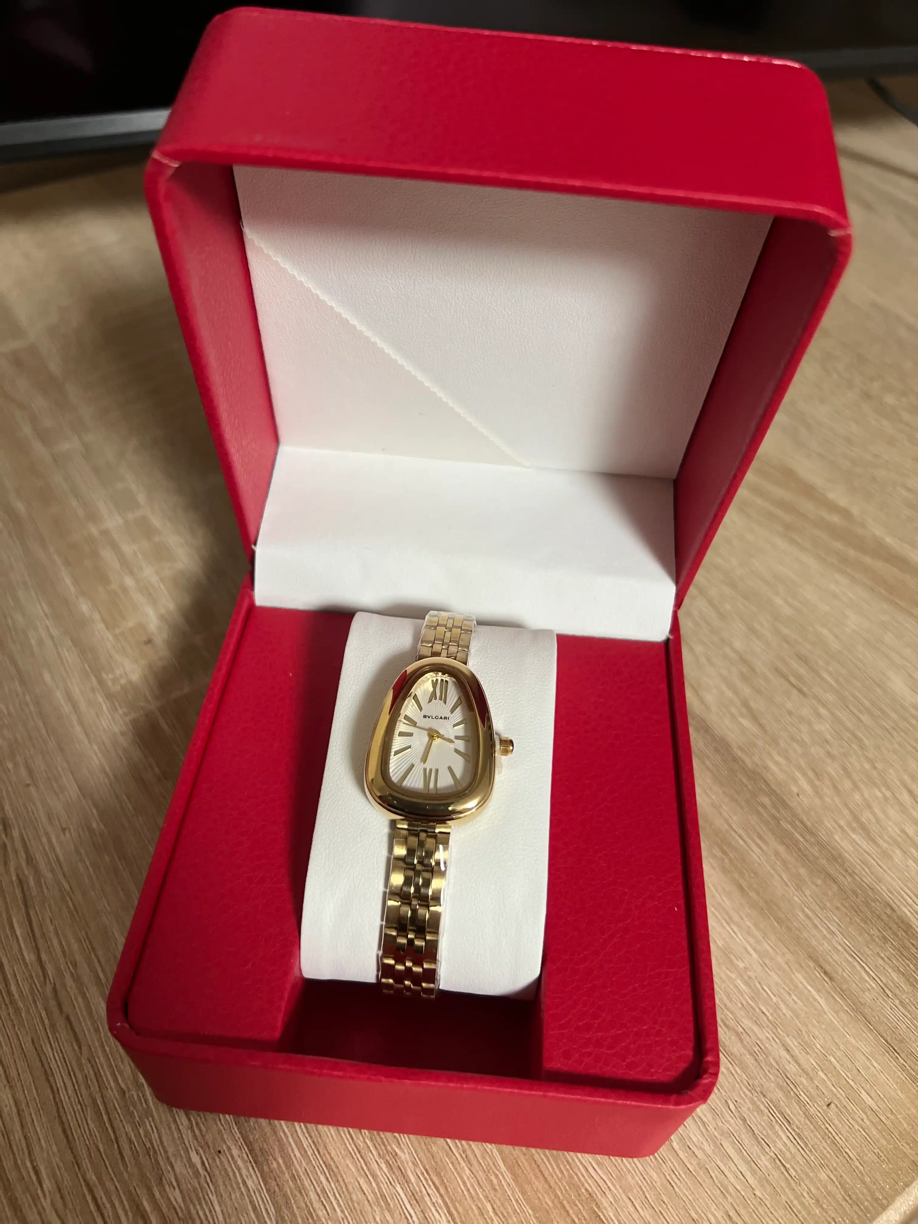 Женские наручные часы BVLGARI на любой стиль, в подарочной упаковке