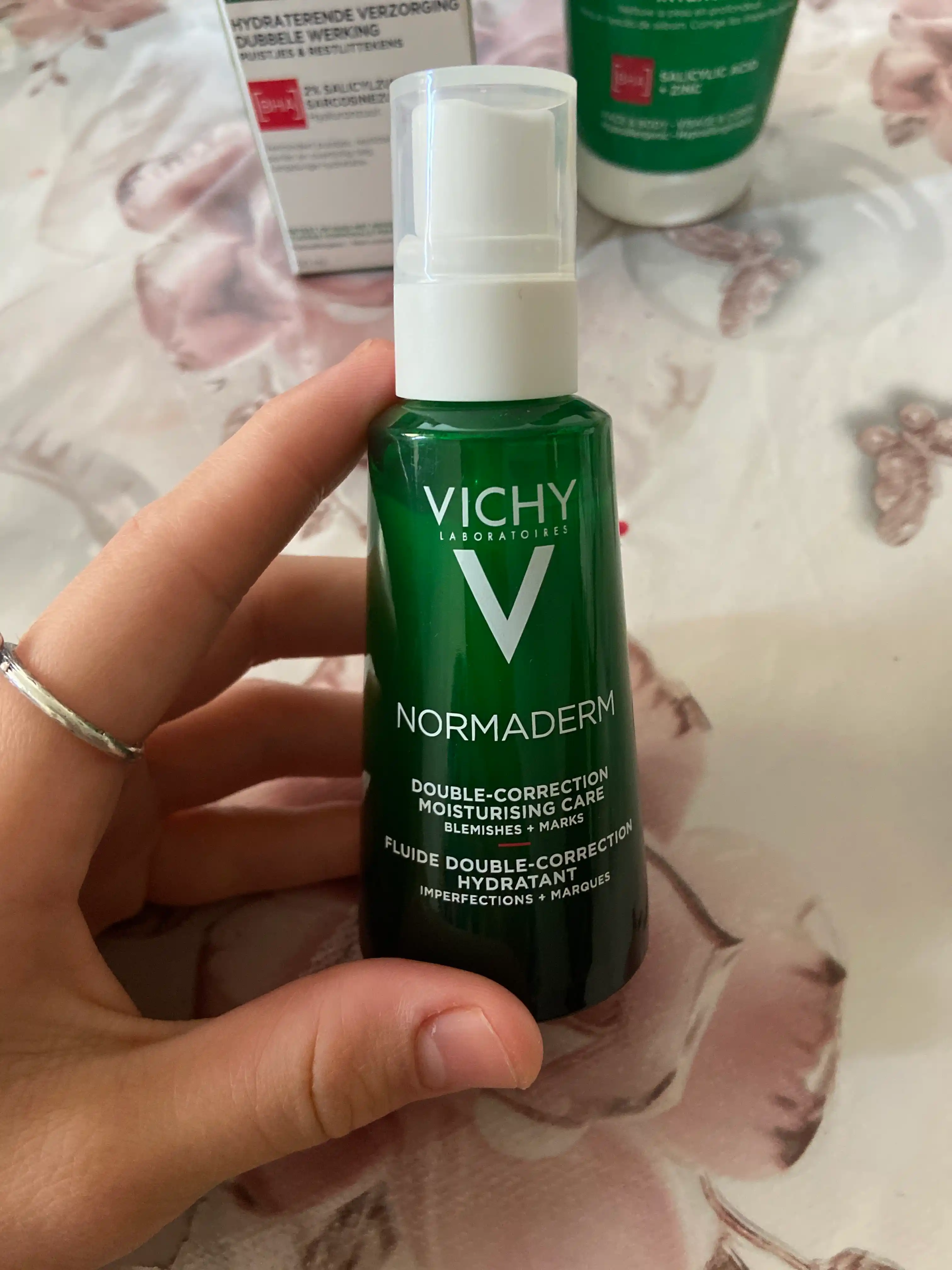 Tuzatuvchi parvarish VICHY, muammoli yog'li teri uchun yangilanish va yallig'lanishga qarshi ta'sir bilan 50 ml